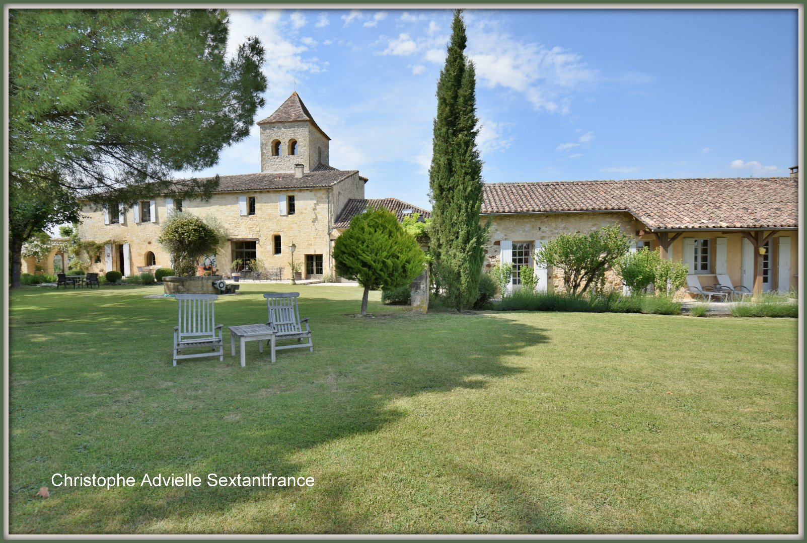 In Beaumont du Périgord, 14th century property, guest house, 2 gites, heated swimming pool, jacuzzi, on a 3.5 hectare site.