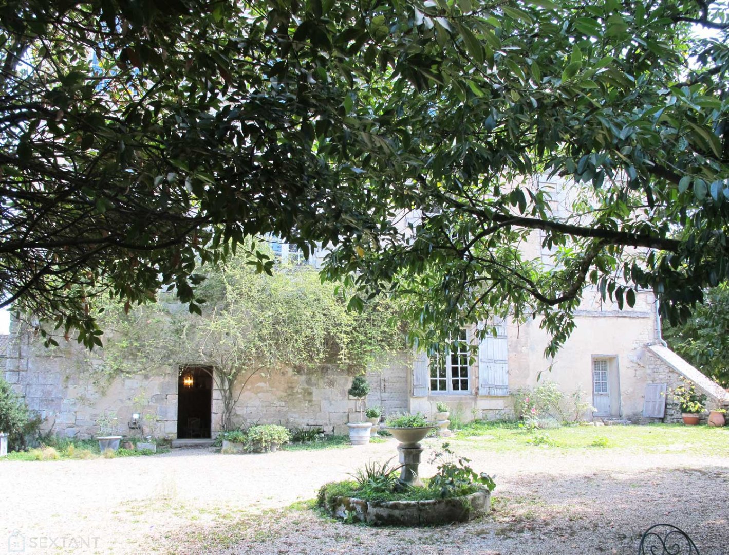 Old house 450 m2 village center with wooded park