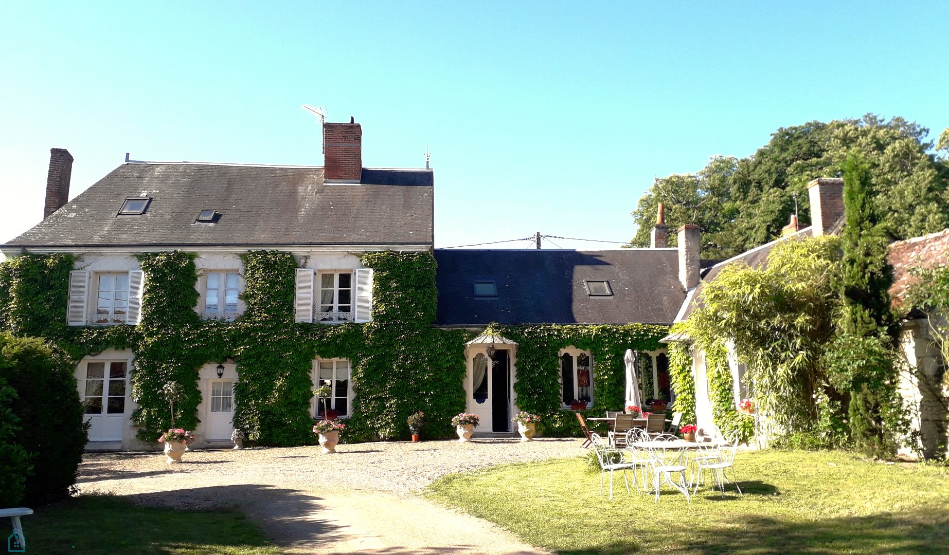 Charming mansion from the end of the 19th century, ideally located in the heart of the tourist sites of Amboise, Beauval or Chenonceau