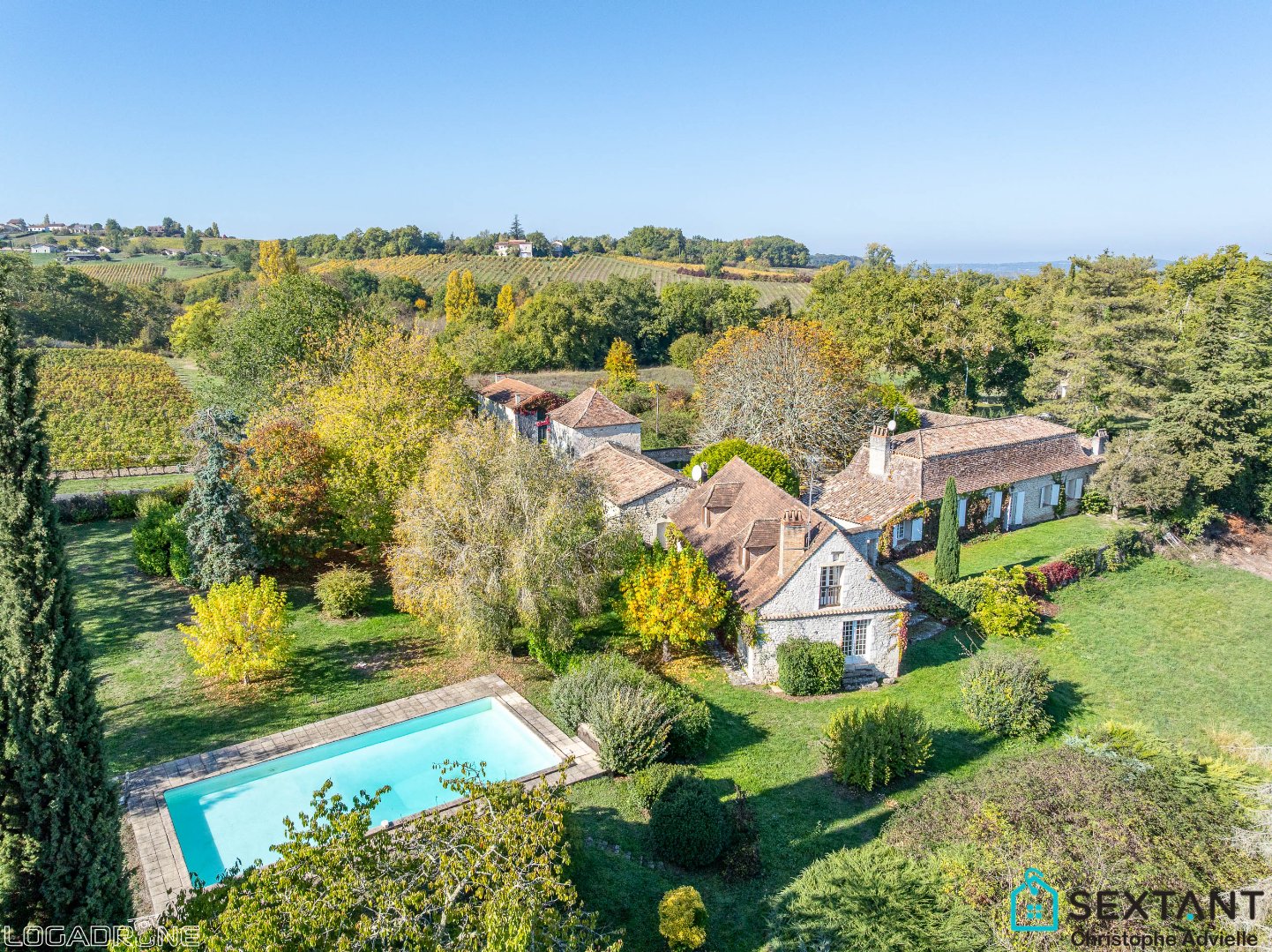 3 maisons en pierres, chartreuse, colombier et périgourdine, chai, dépendances, piscine sur 3 Ha 