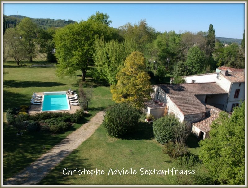 Ensemble immobilier, habitation 230 M2, 5 chambres d'hôtes, 2 gîtes, piscine sur 1 Ha