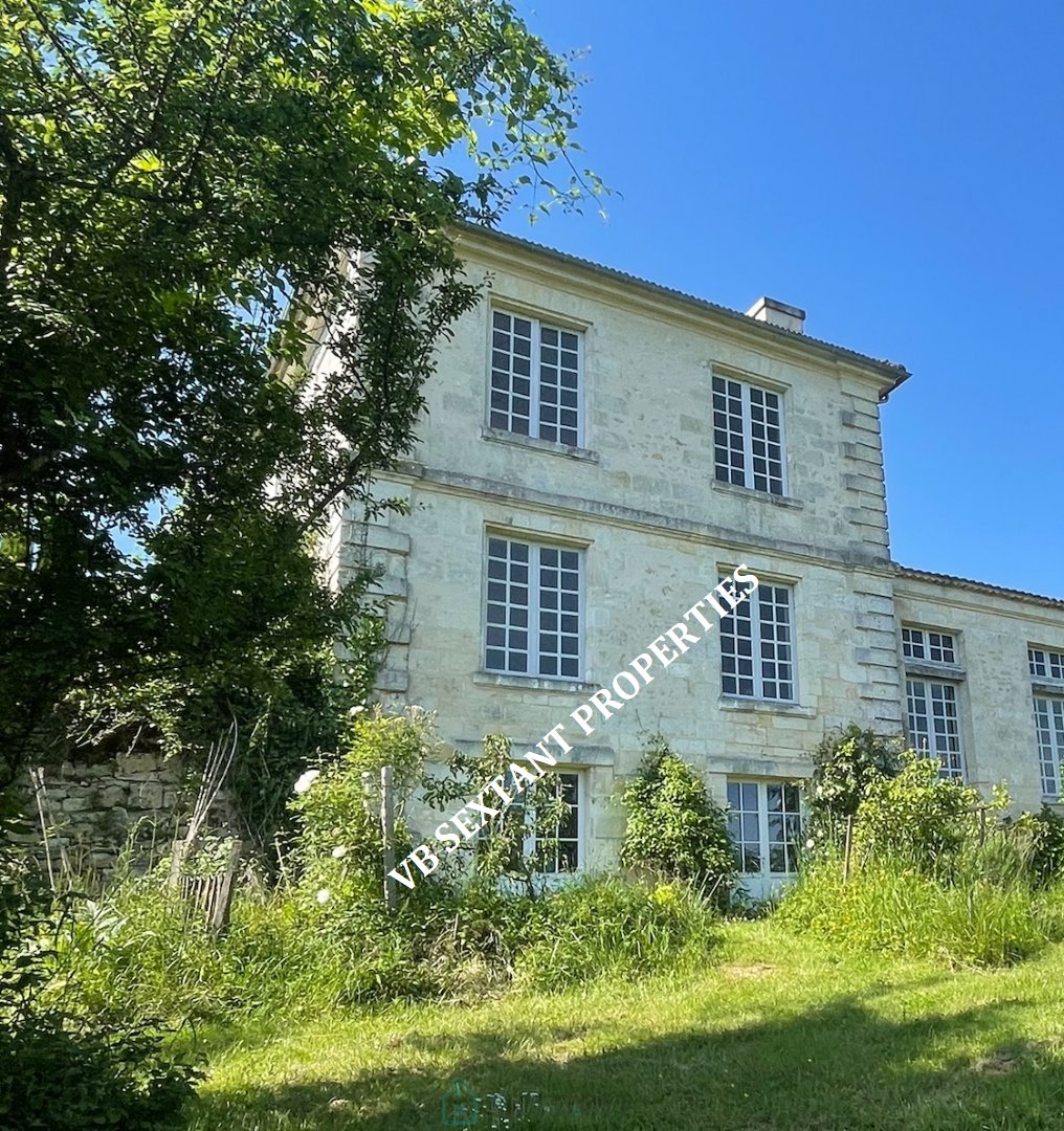 Entre-Deux-Mers, beautiful 18th century real estate complex, 2 houses with outbuildings and swimming pool, 1.3 hectares of land