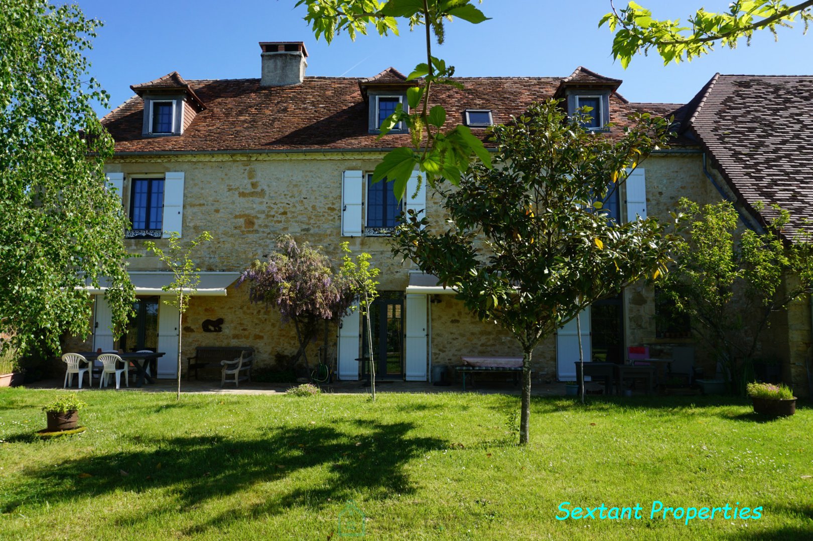 Superb 19th century real estate complex located in the heart of the unspoiled nature of the Périgord Vert. 