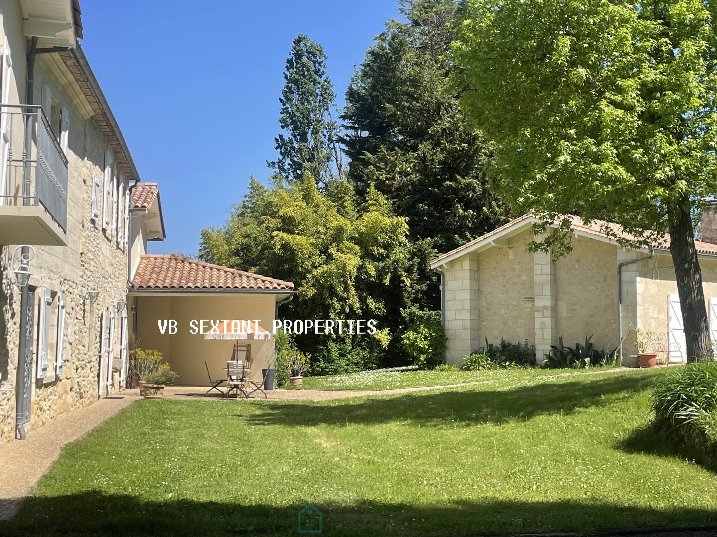 15 minutes from Bordeaux , an exceptional setting for this 8-hectare estate with 3 houses