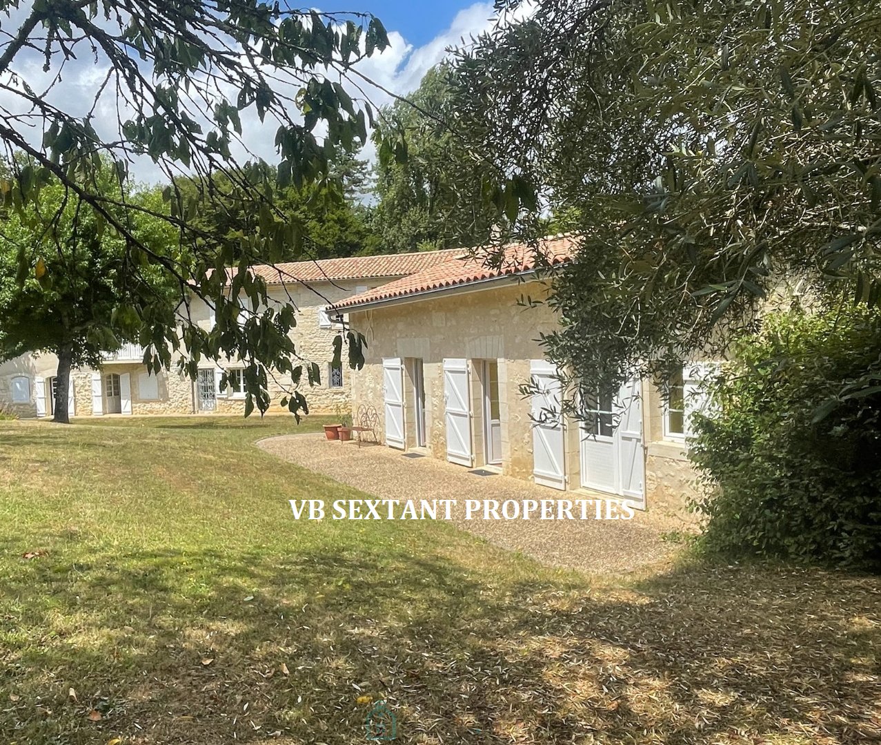 15 minutes from Bordeaux , an exceptional setting for this 8-hectare estate with 3 houses