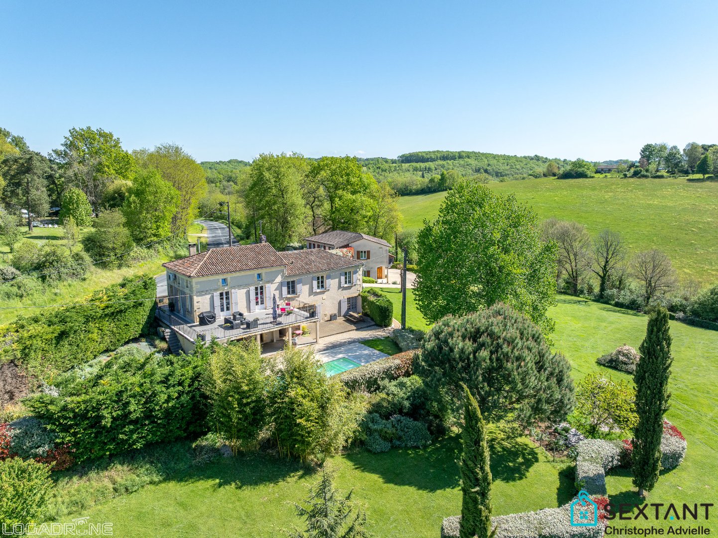 Lovely property with family house, 2 gîtes and commercial renting, pool, plot of 9127 square meters