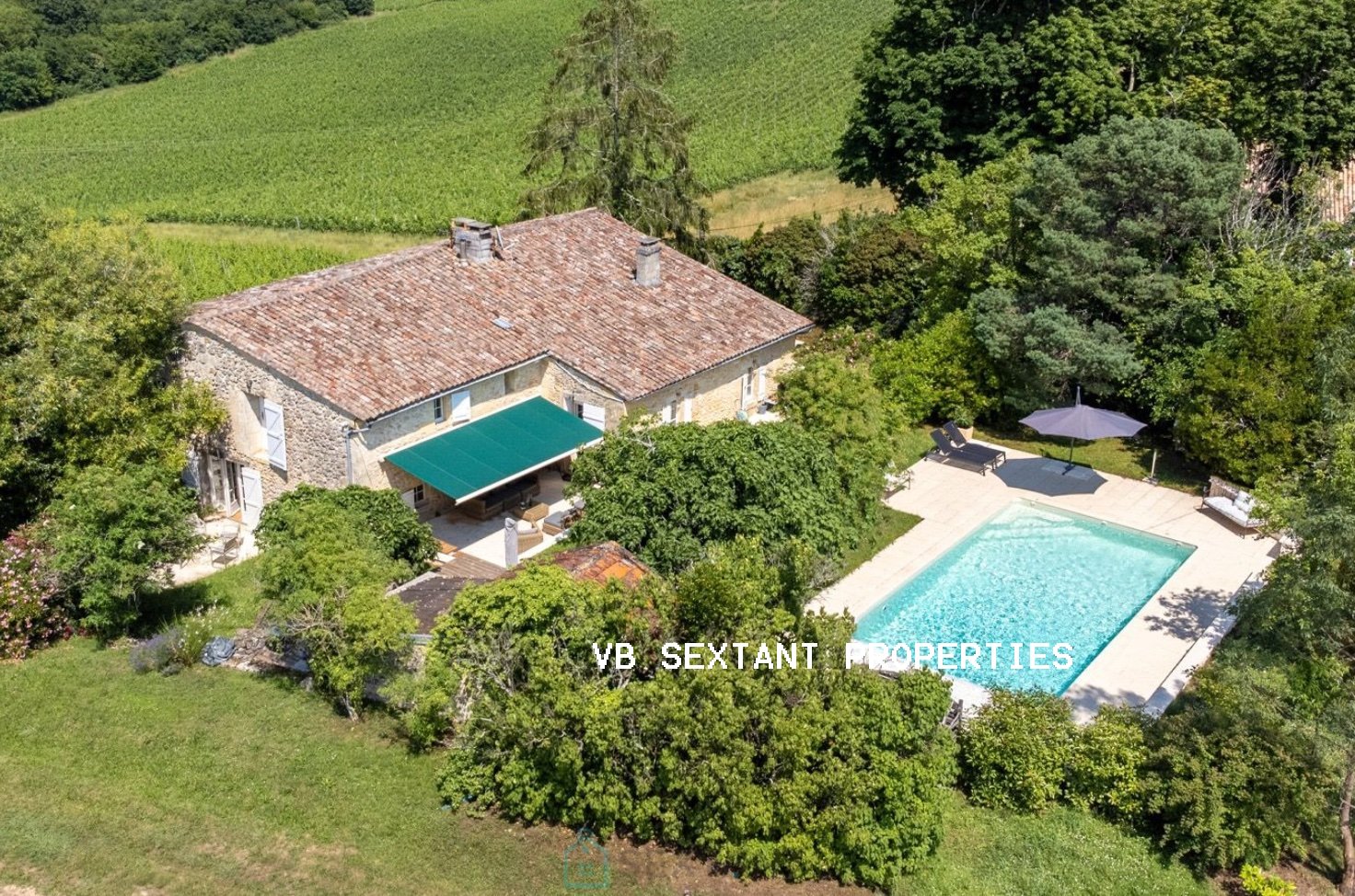 Entre-Deux-Mers, 30 minutes from Bordeaux, 1.2 hectare property, charming house with swimming pool and commanding view.