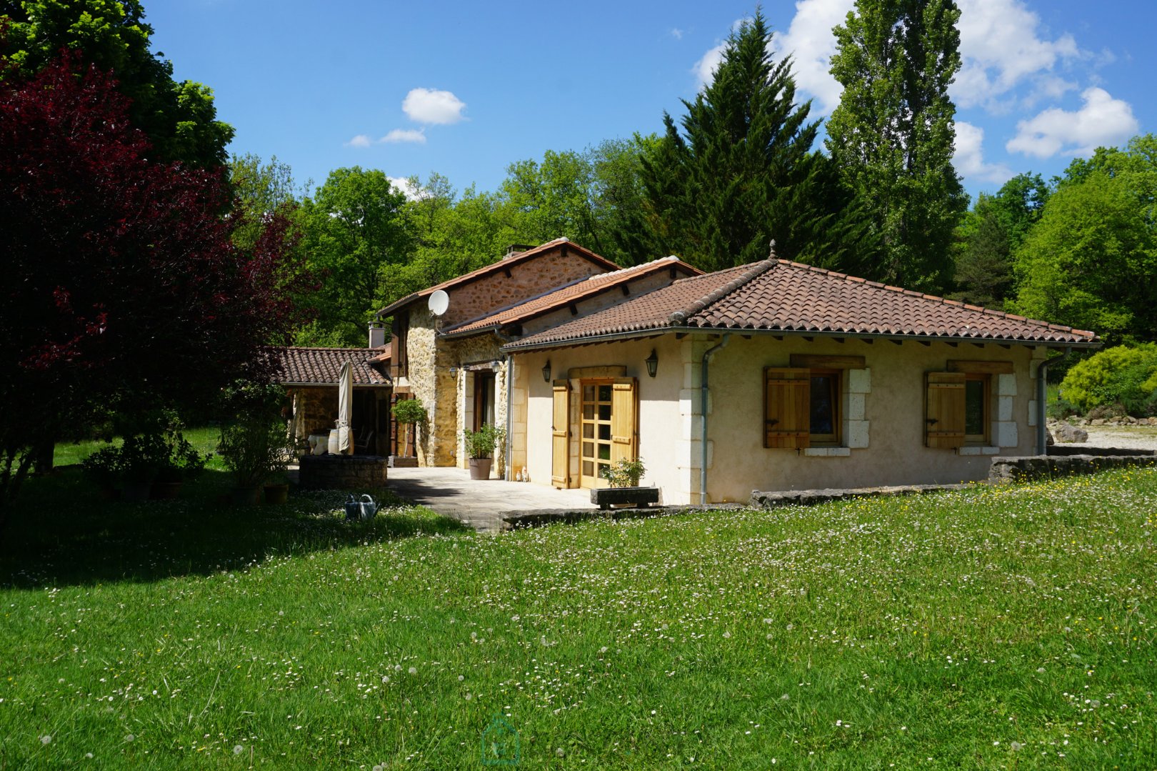 Charming property nestled in the heart of a forest, in the famous village of three wonders. 