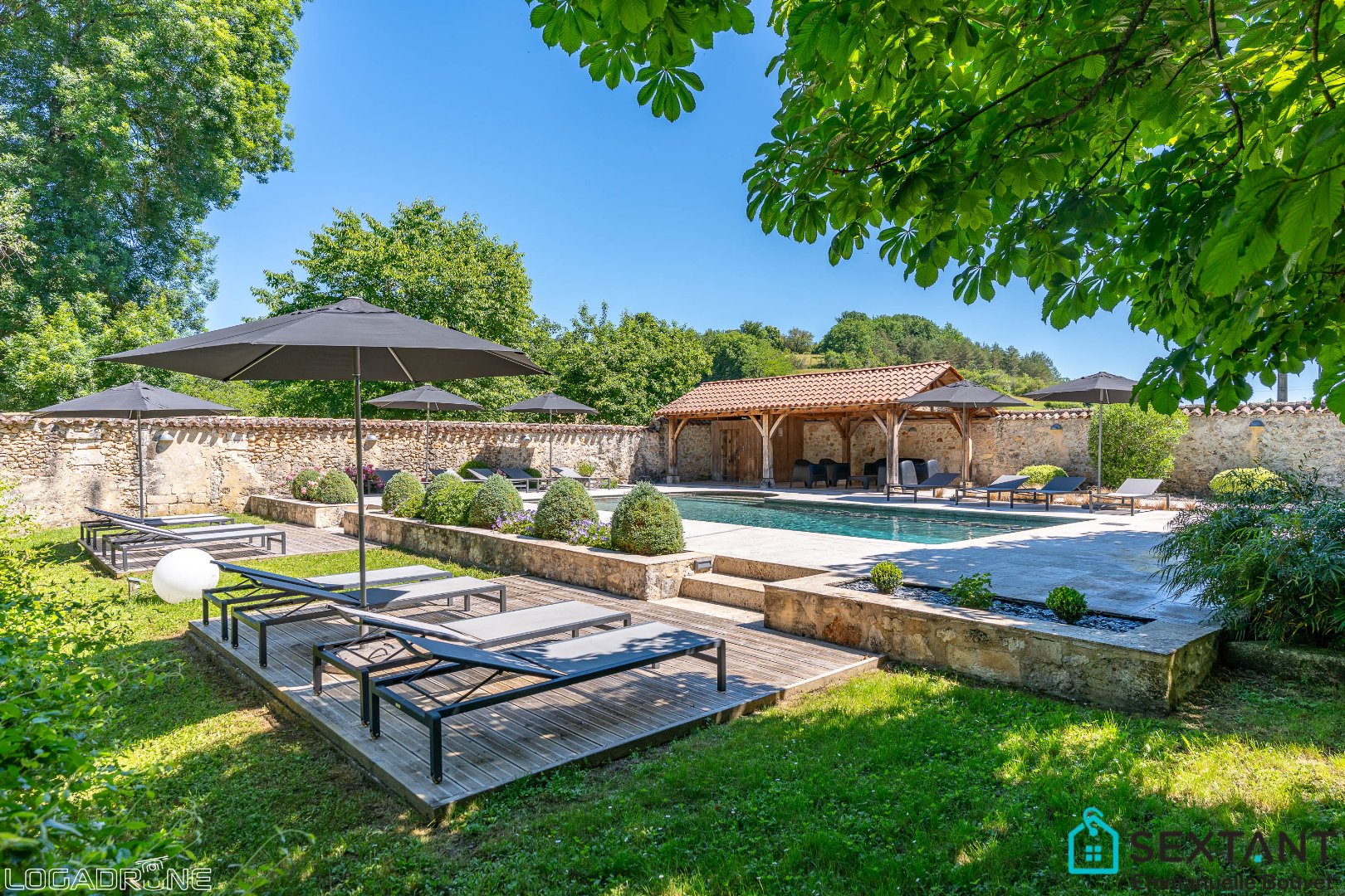 15 minutes from Bergerac, superb renovated stone property on more than 3 hectares, 4 dwellings, barn, superb swimming pool area