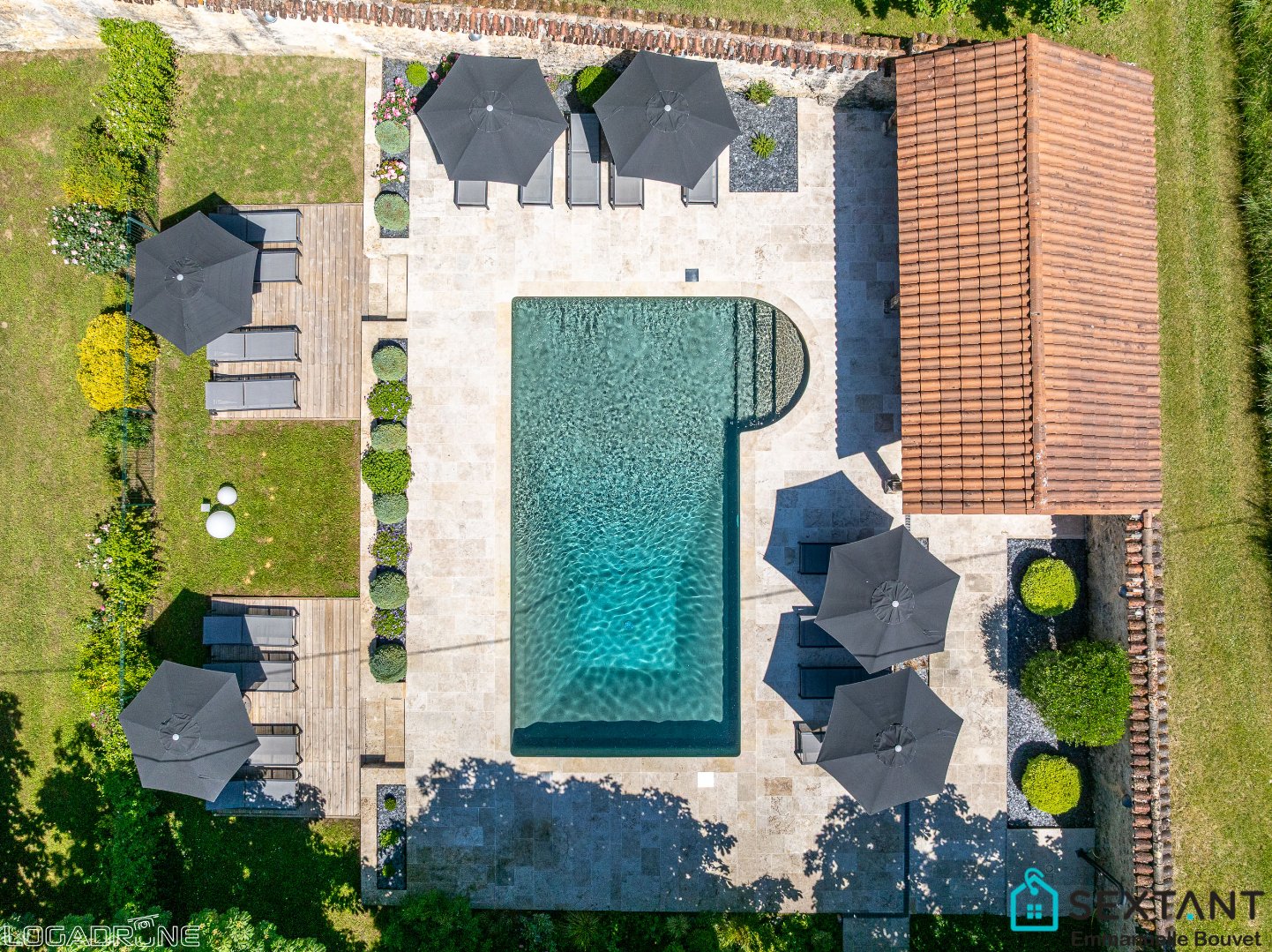 15 minutes from Bergerac, superb renovated stone property on more than 3 hectares, 4 dwellings, barn, superb swimming pool area