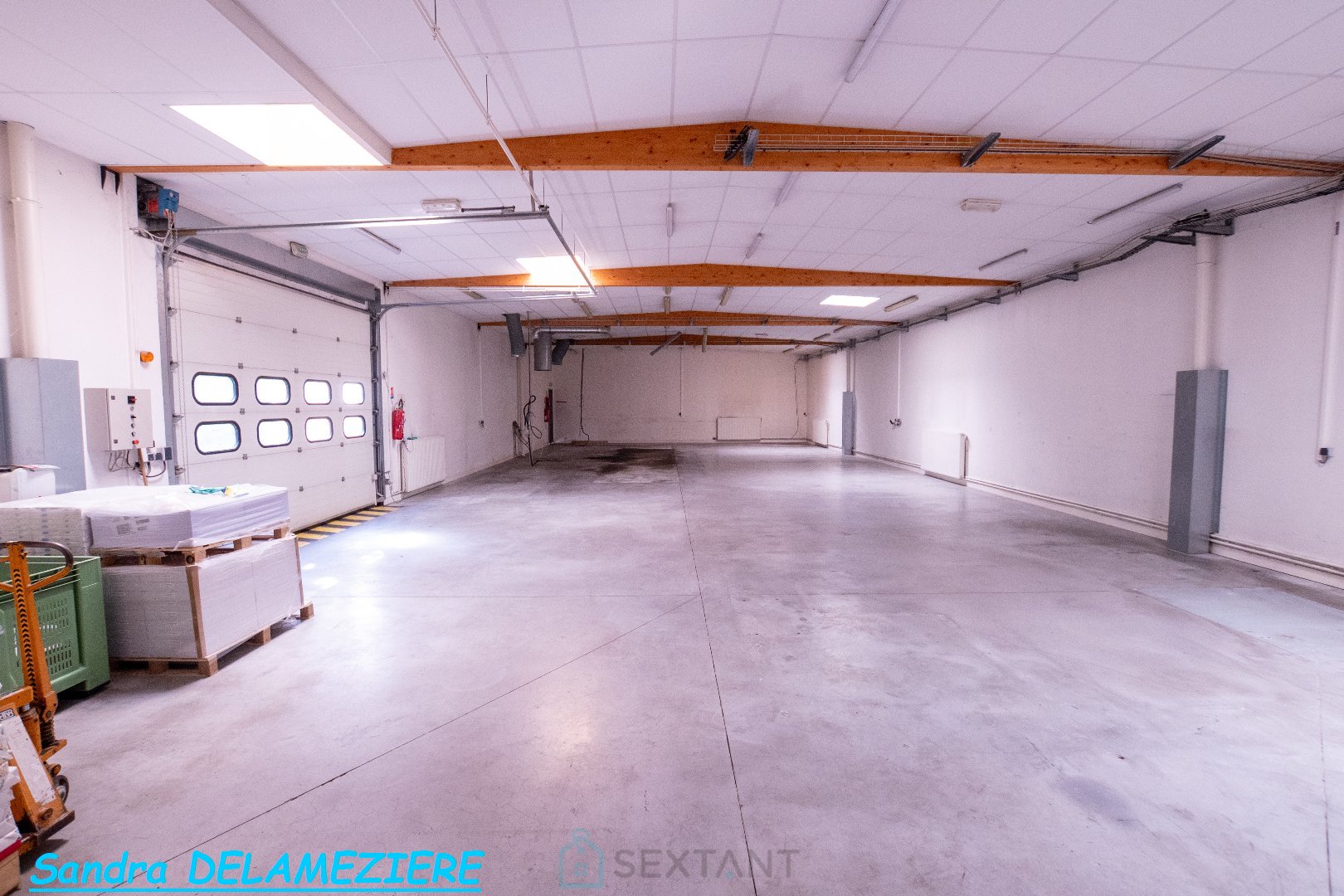 Commercial property with apartment and parking