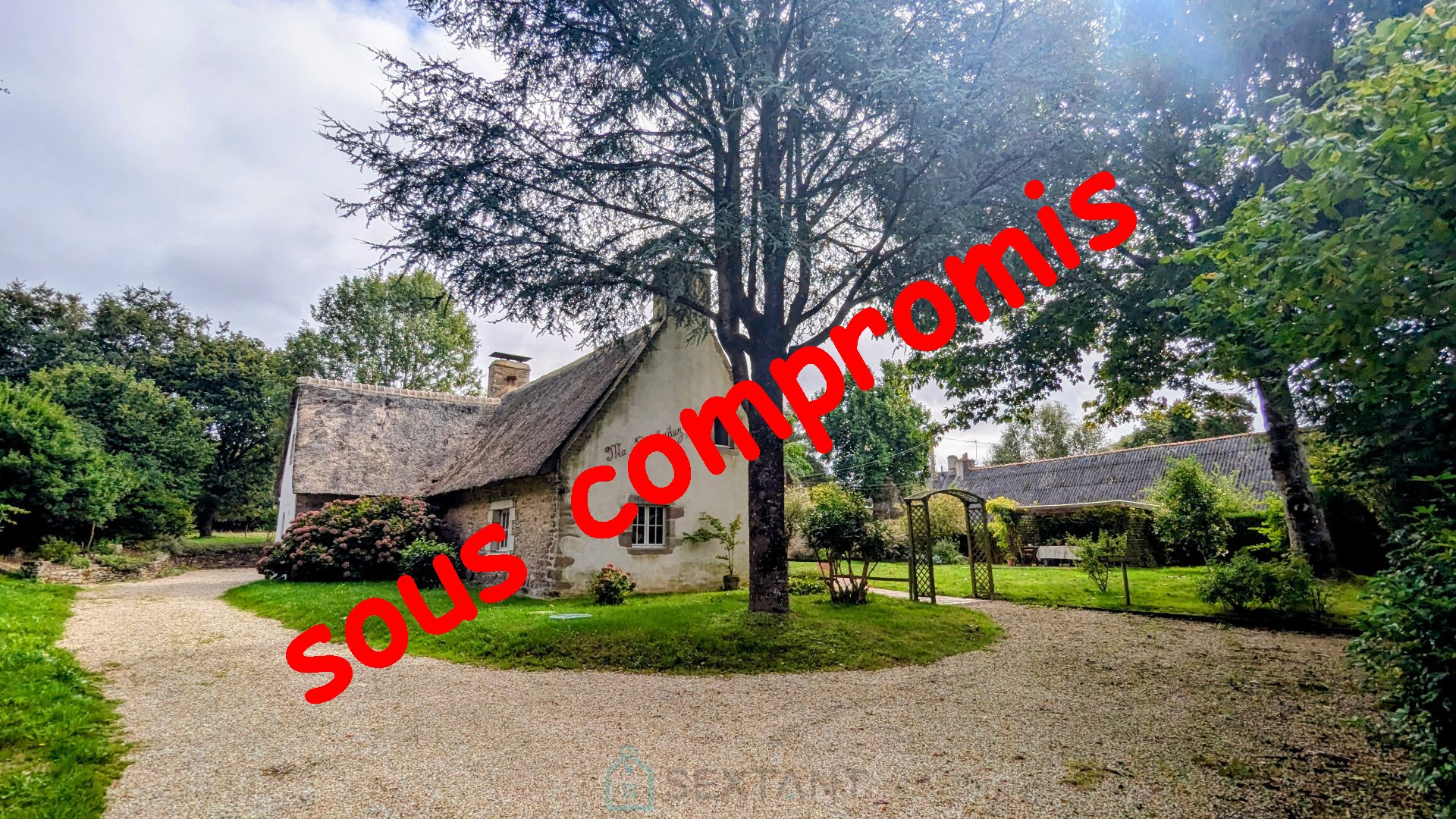 Authentic thatch cottage with land and outbuildings – 15 minutes from Auray