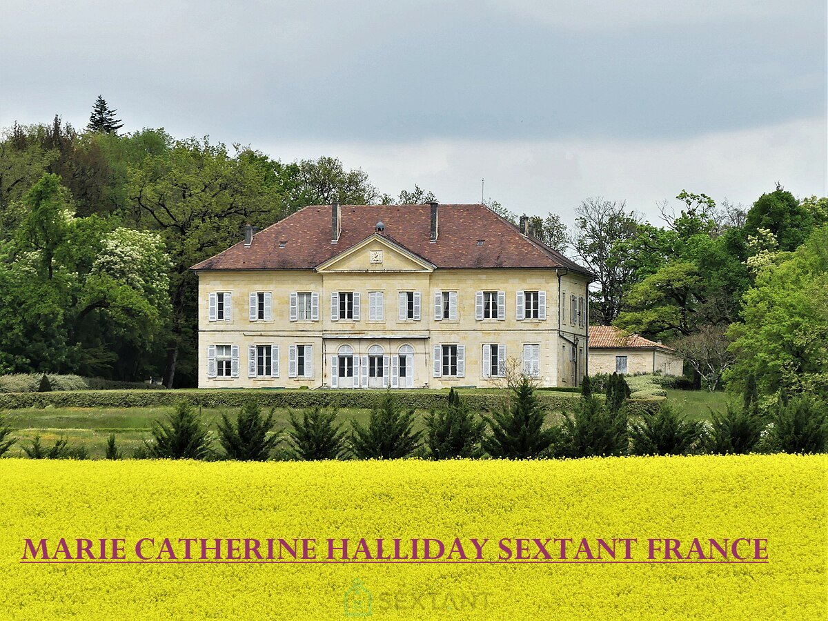 MAGNIFIQUE CHATEAU ENCHASSE DANS UN PARADIS DE BUIS CYPRES CHARMES ET ROSIERS