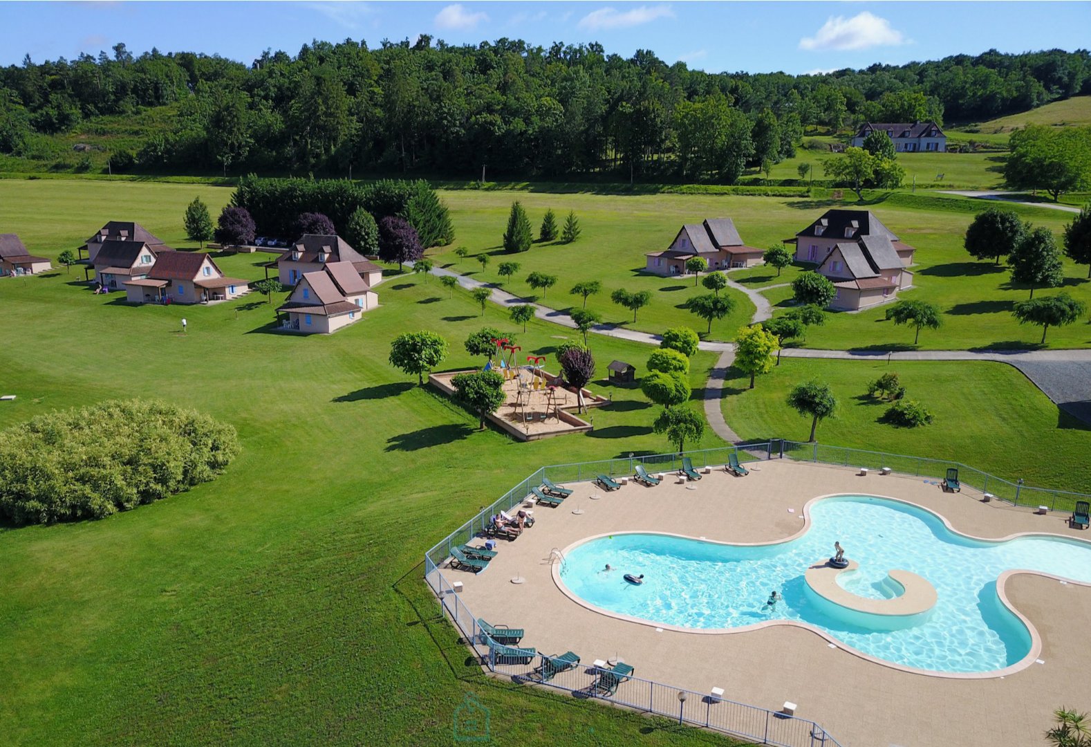 Sumptuous 27-hectare estate dedicated to events, offering a real estate building of approximately 1800m² with swimming pools and 5 ponds in the heart of an exceptional natural sett