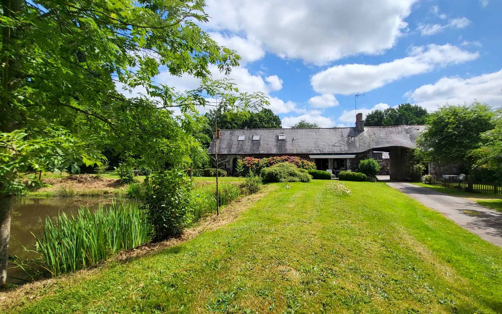 Exceptional property in a remarkable natural setting with 5 gites 