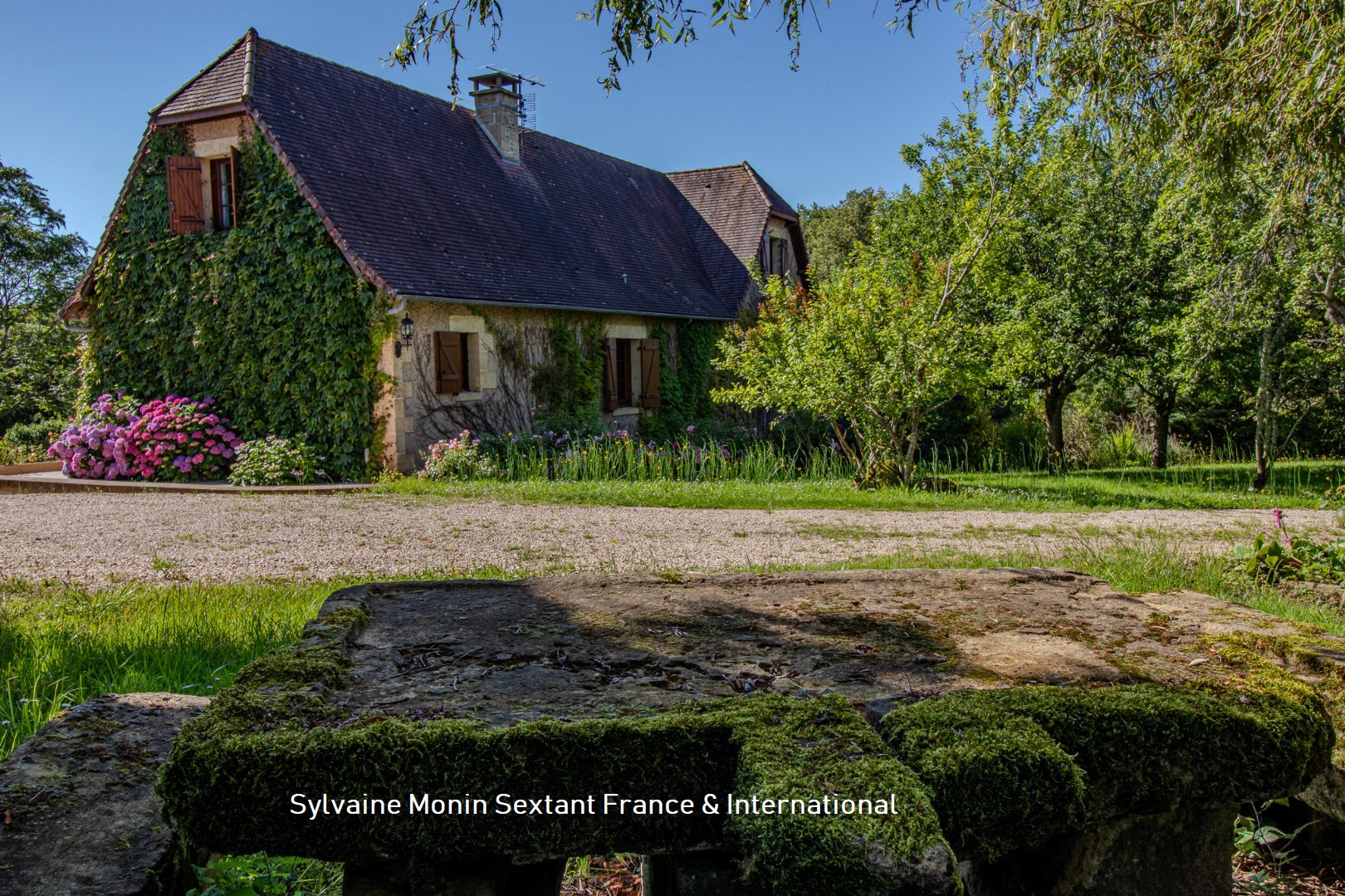 Superb Périgourdine house in absolute calm, without neighbors, with swimming pool and charming garden