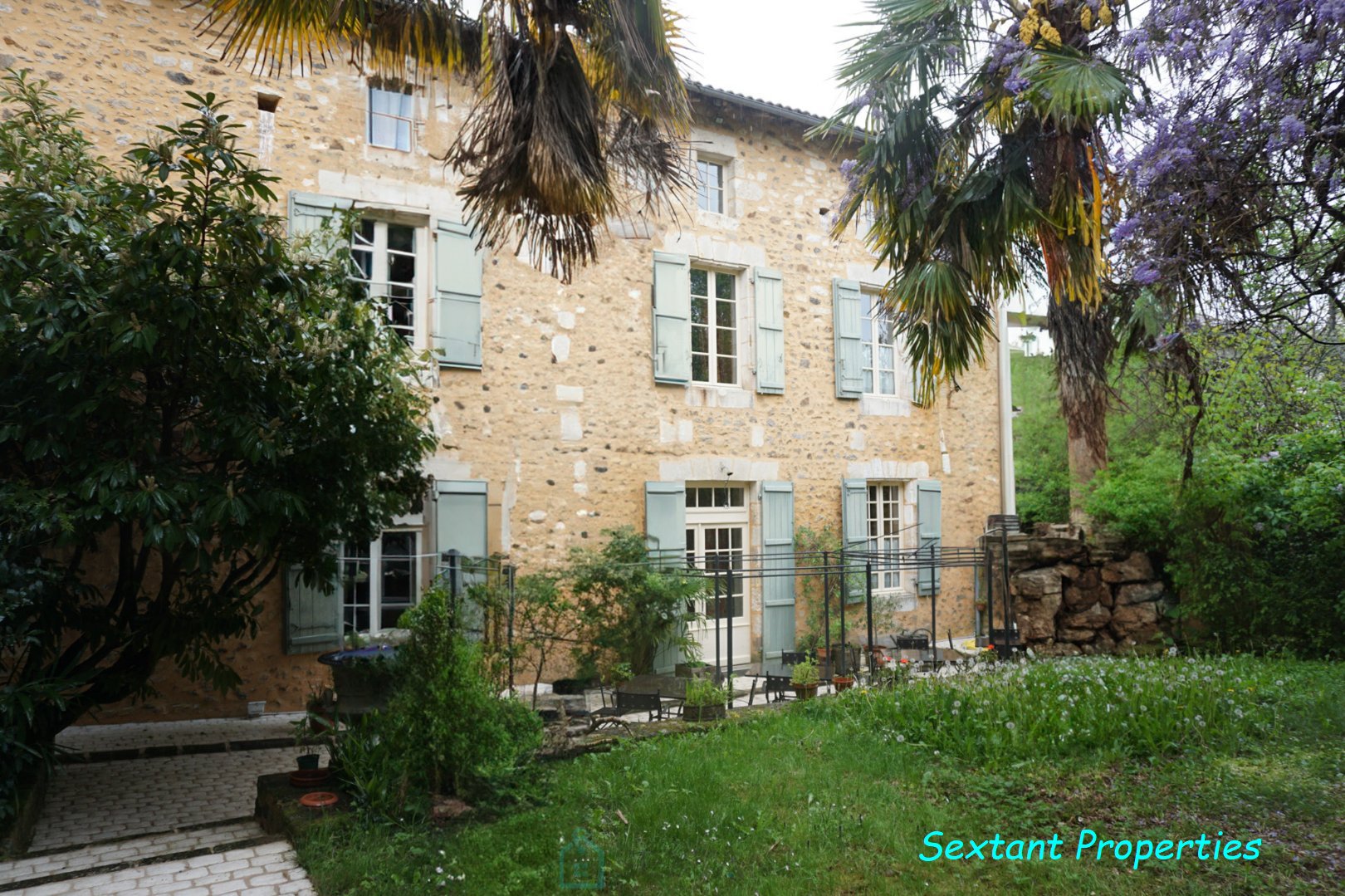 Sumptuous 19th century private mansion, in the heart of the Périgord Vert natural park. 