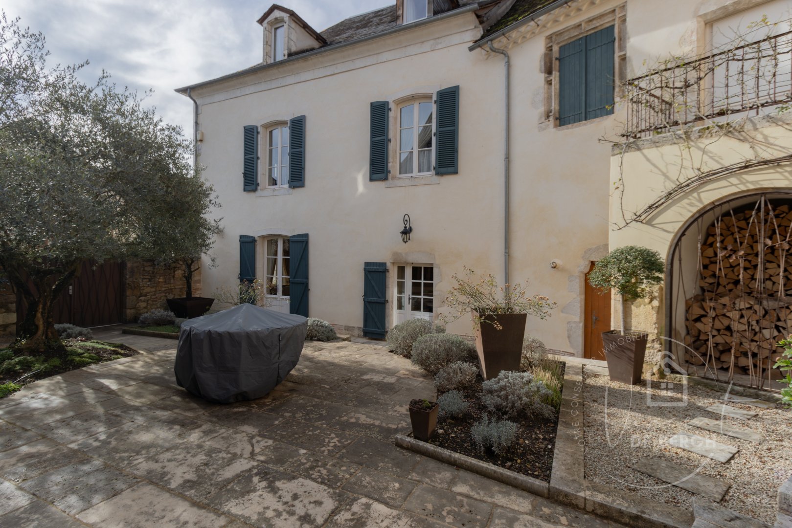 Charming restored Stone Property with Rental Potential – Character & Authenticity in the Heart of the Lot