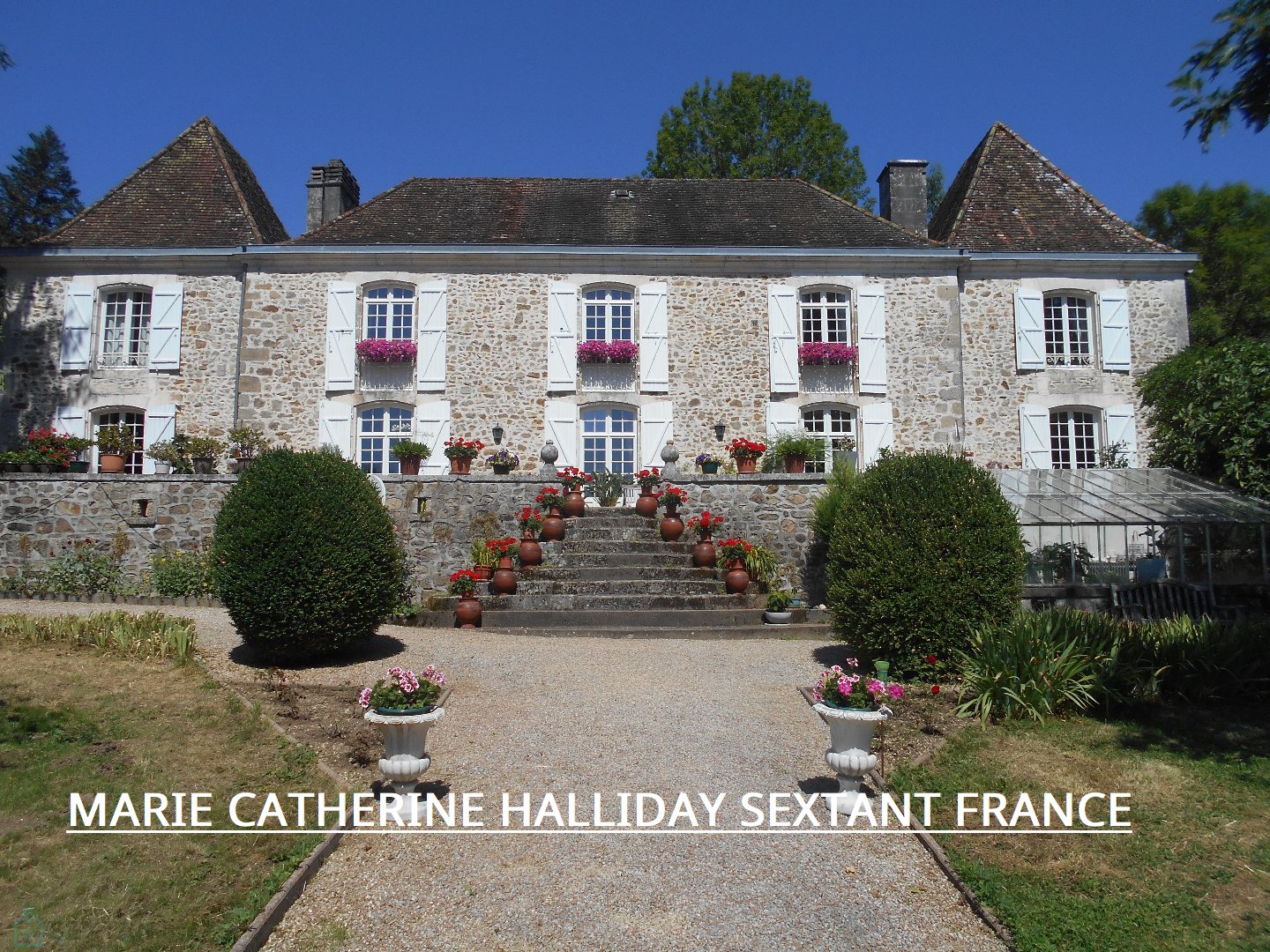 NICHE EN HAUTEUR MAGNIFIQUE CHATEAU SUR 7700 M2 AVEC SA SOURCE