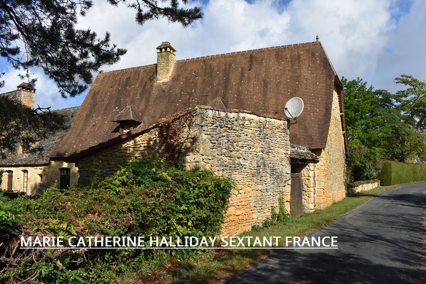 SUPERB PERIGOURDINE BUILDING WITH ITS TOWER AND TENNIS COURTS