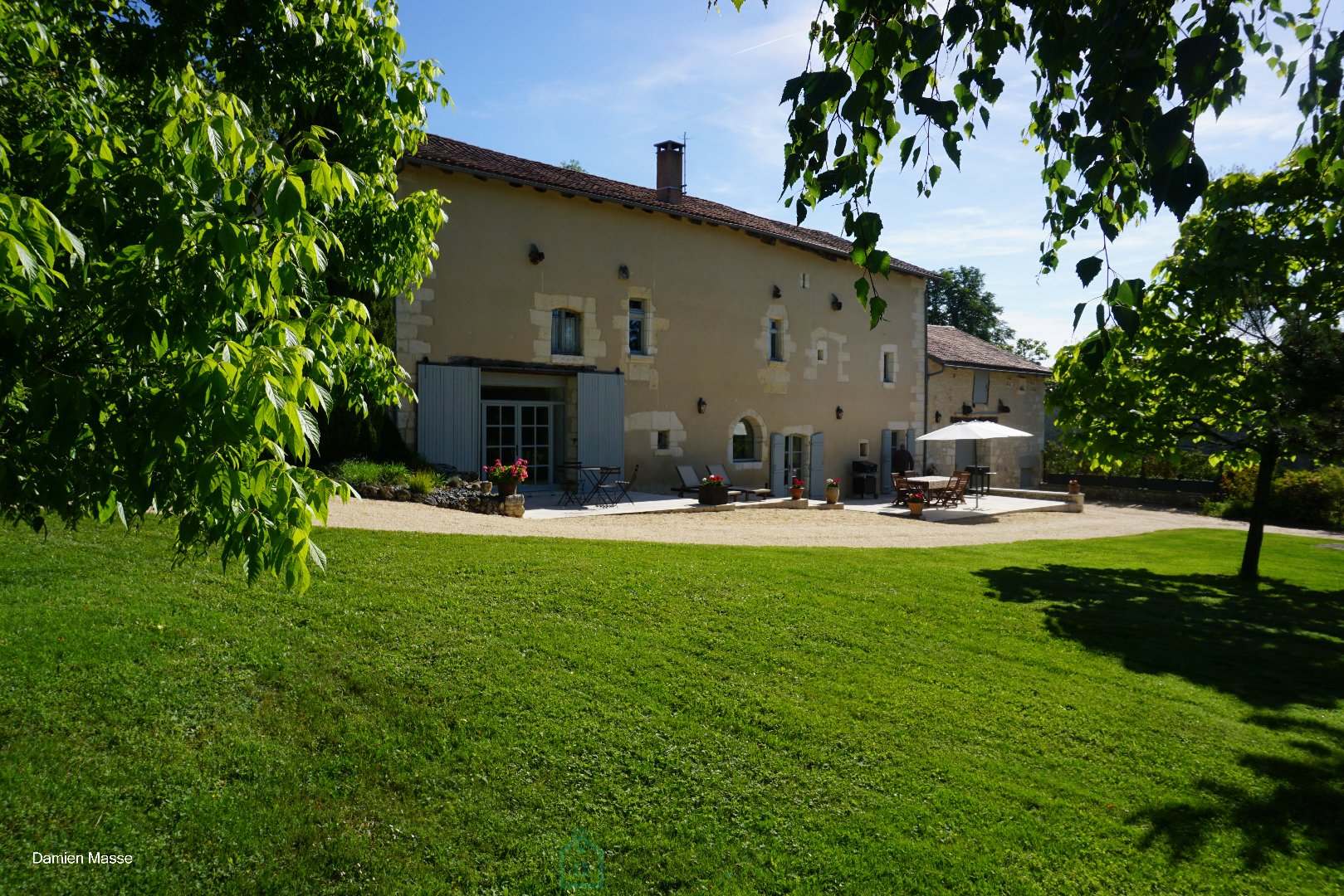 Former fortified house from the 13th century located on the heights of the little Venice of the Perigord. 