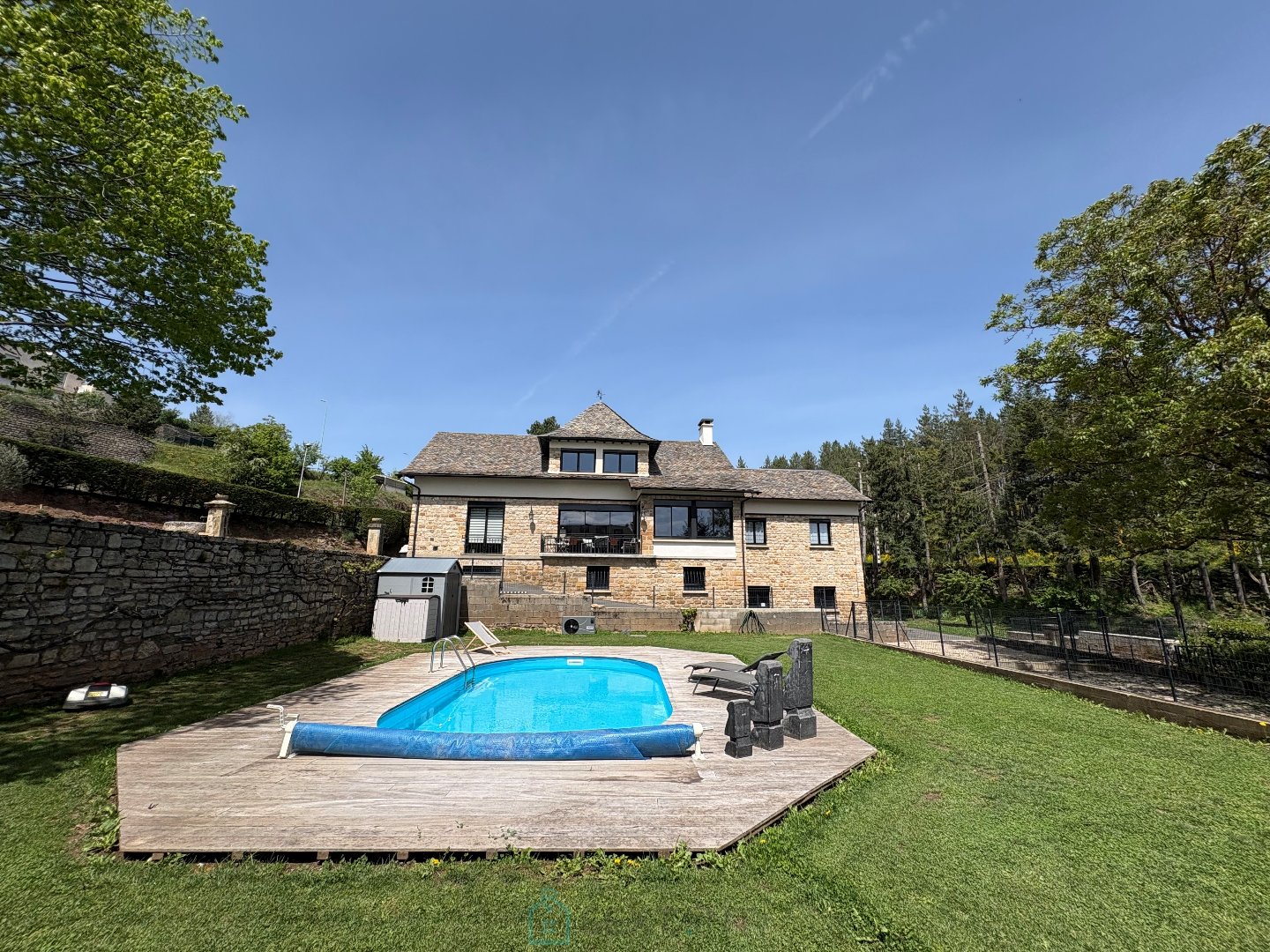 Exceptional property – 274 m² of living space + 699 m² of outbuildings + garages
