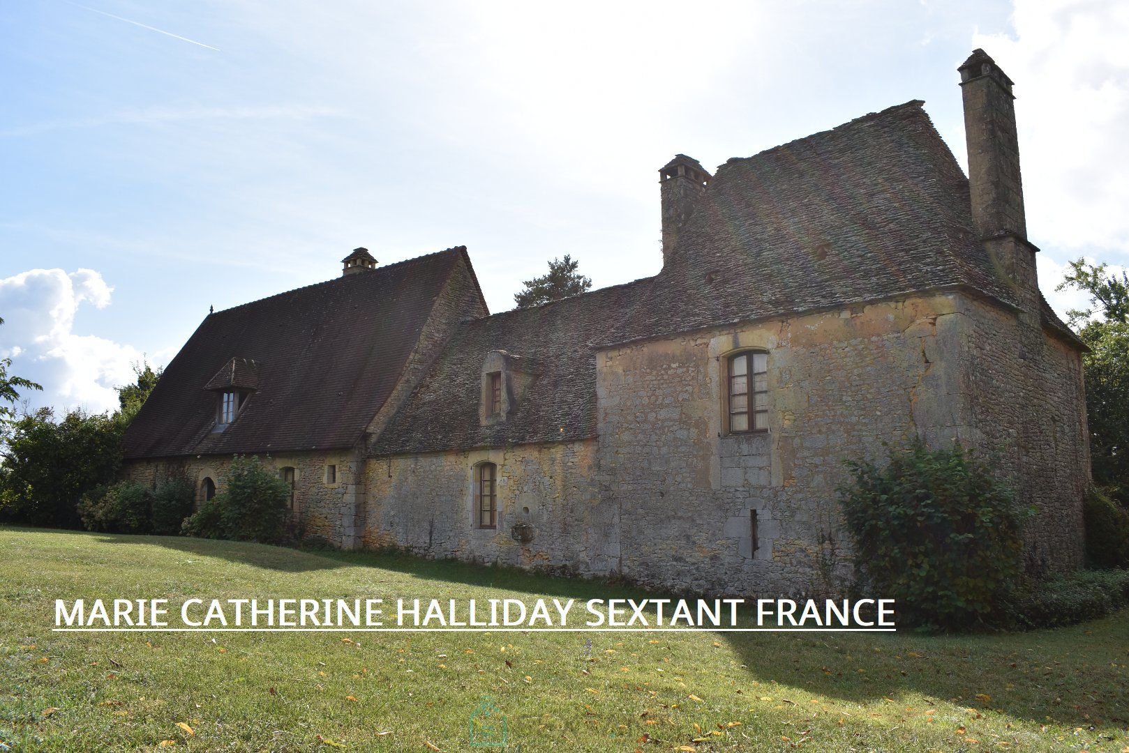 SUPERB PERIGOURDINE BUILDING WITH ITS TOWER AND TENNIS COURTS