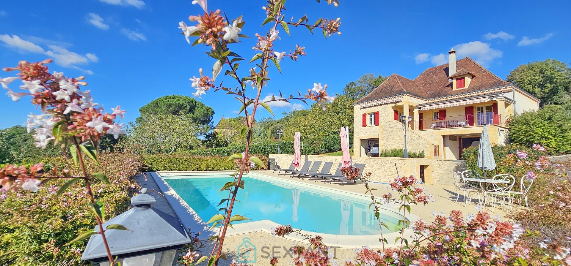Ideal home in Domme, offering breathtaking views over the Bastide and the valley, with a 10 × 5 m indoor pool.