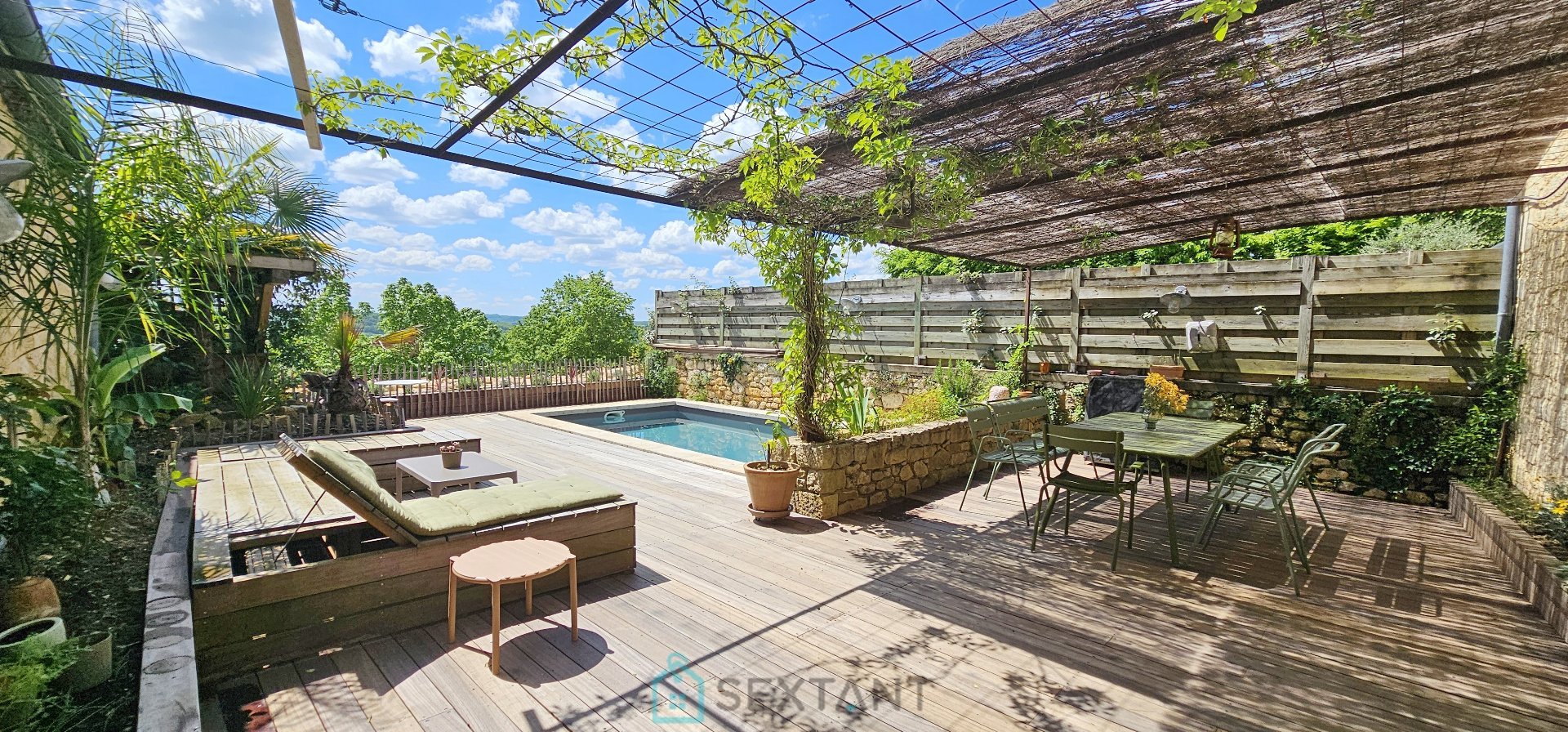 Exceptional 234 m² property in the Bastide of Domme with a panoramic terrace overlooking the valley.