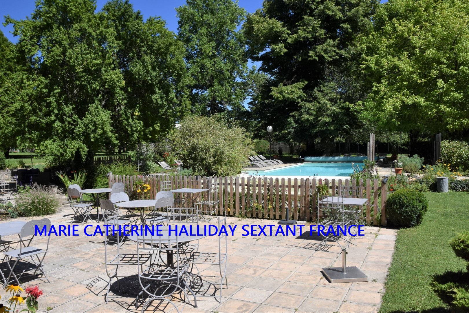 MAGNIFICENT TYPICAL PERIGOURDINE BUILDING AT THE GATES OF PERIGUEUX