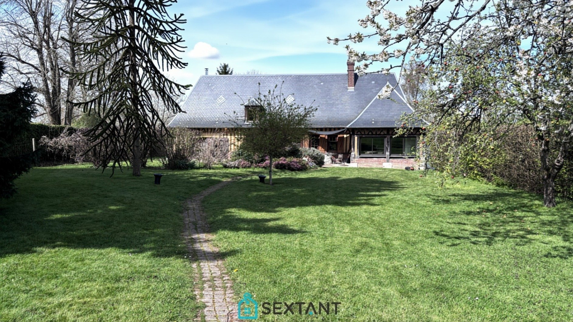 Beautiful Norman-style house with 3 bedrooms and heated swimming pool