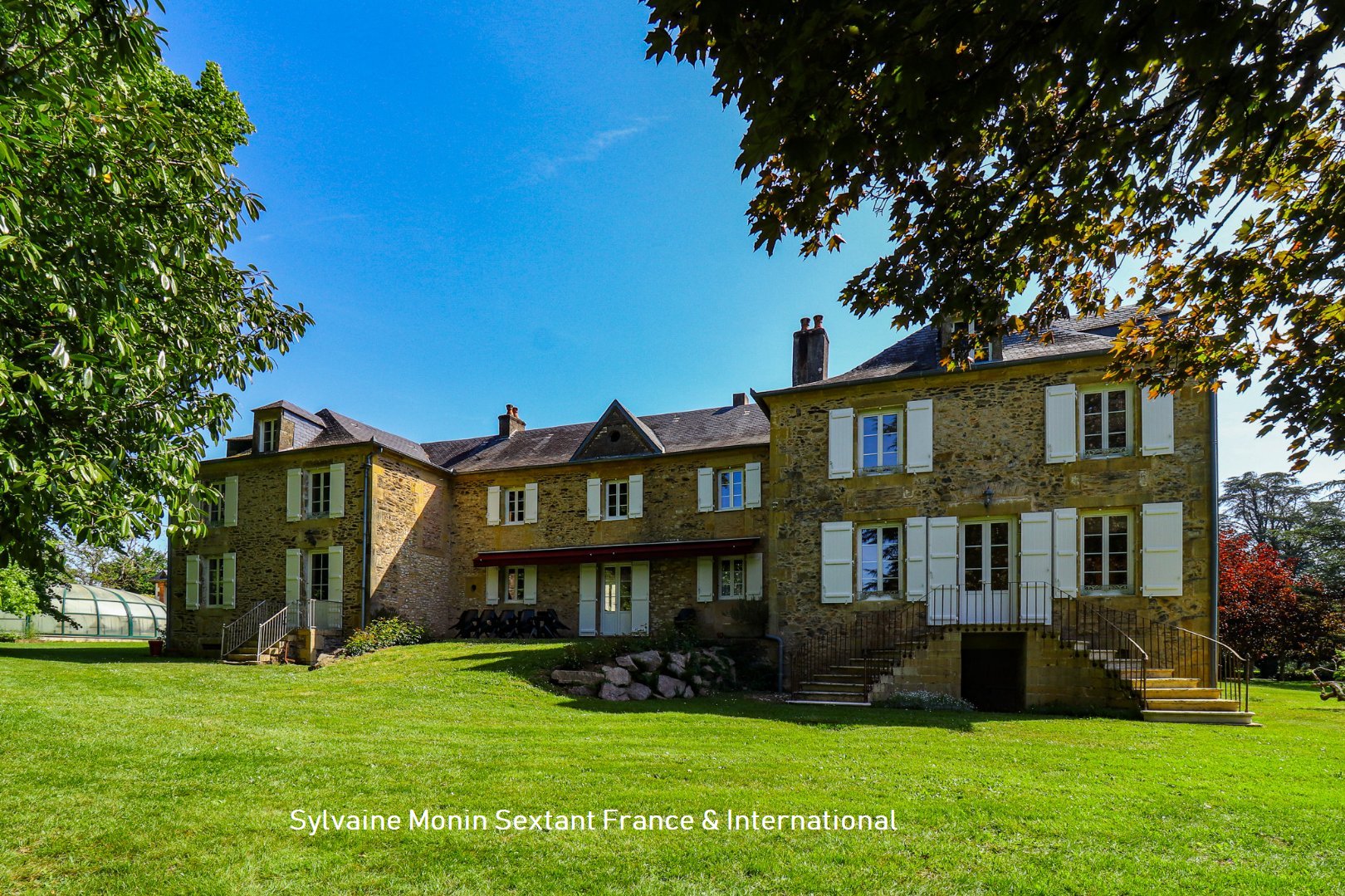 Superb renovated property on 2.6 hectares, outbuildings and pool area with dovecote