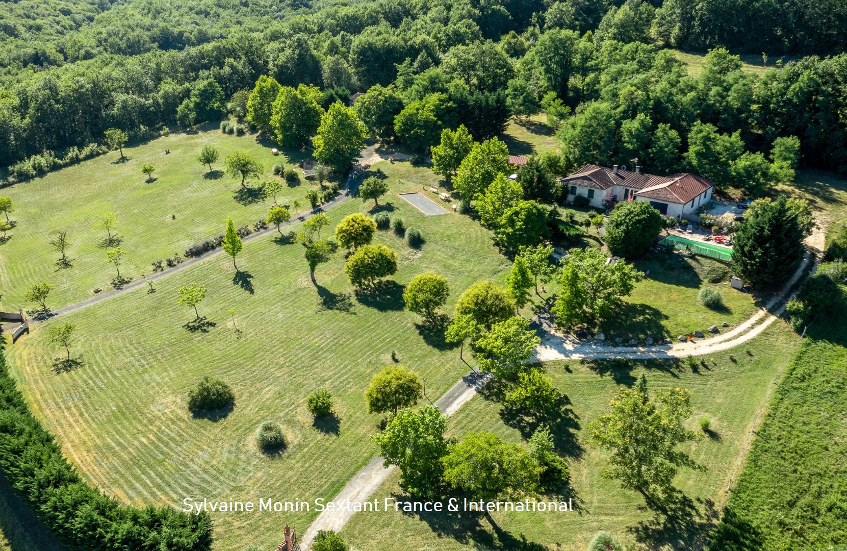 Absolute peace and quiet and unobstructed views for this property complex of 3 houses with 3 swimming pools on 2 hectares