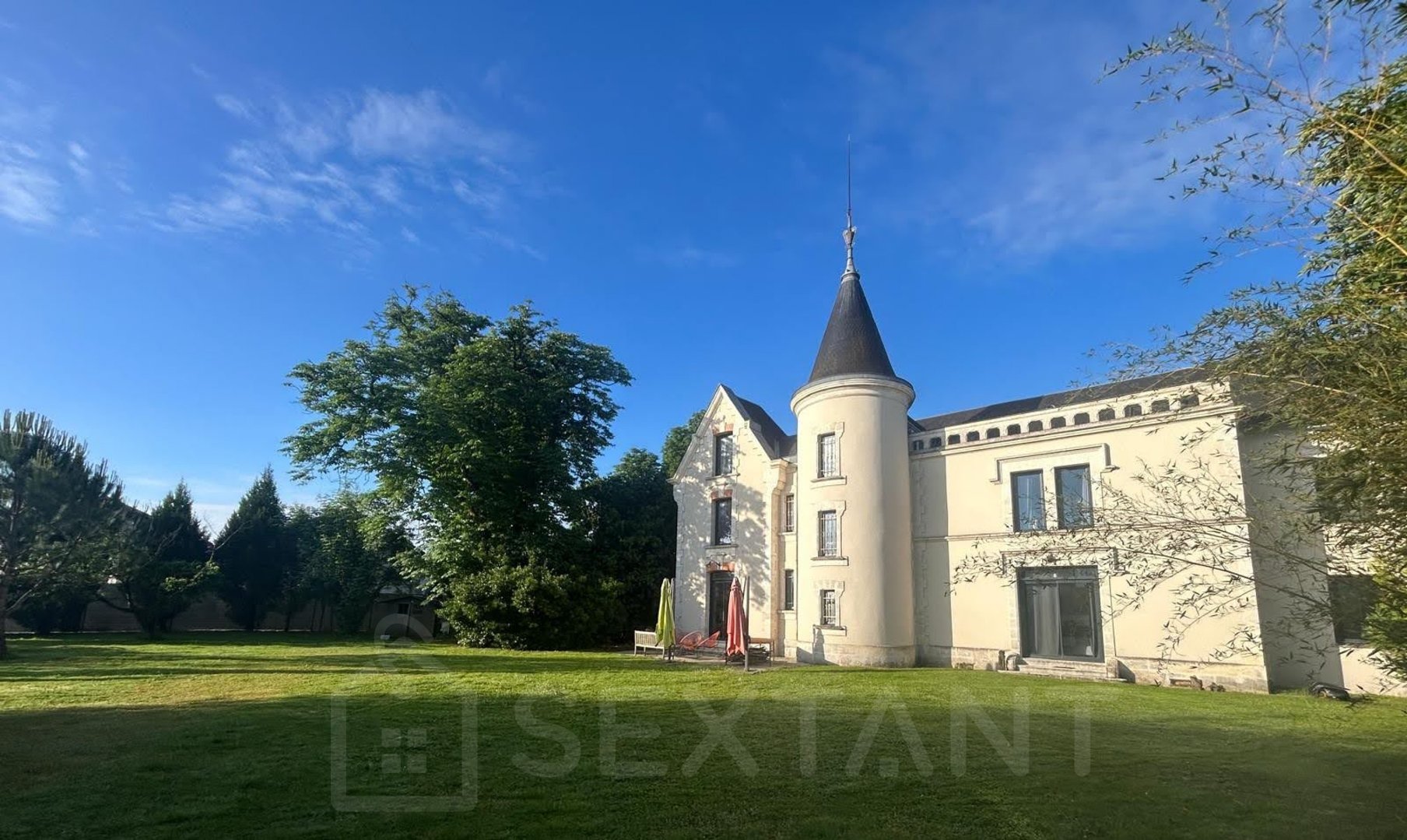 STONE MANOR HOUSE - 488 SQUARE METERS OF LIVING SPACE - 5 BEDROOMS - 2,610-SQUARE-METER GARDEN - COGNAC
