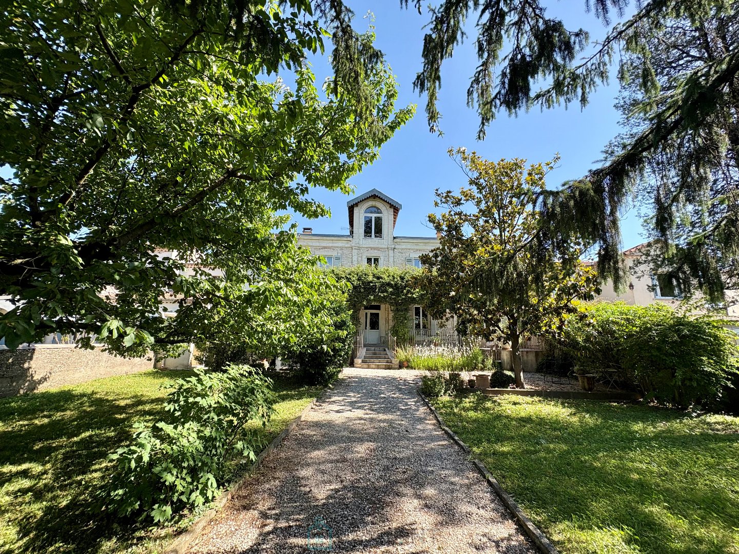 Maison de charme au coeur d'un jardin arboré