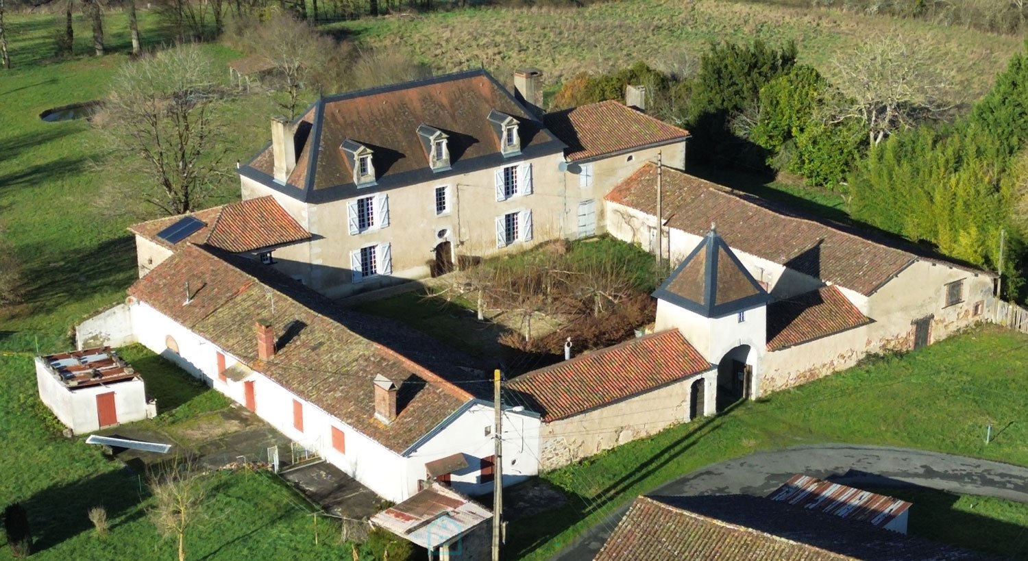 PROPRIETE DU XVIIIème MAGNIFIQUEMENT RESTAUREE AVEC DEPENDANCES SUR 8HA