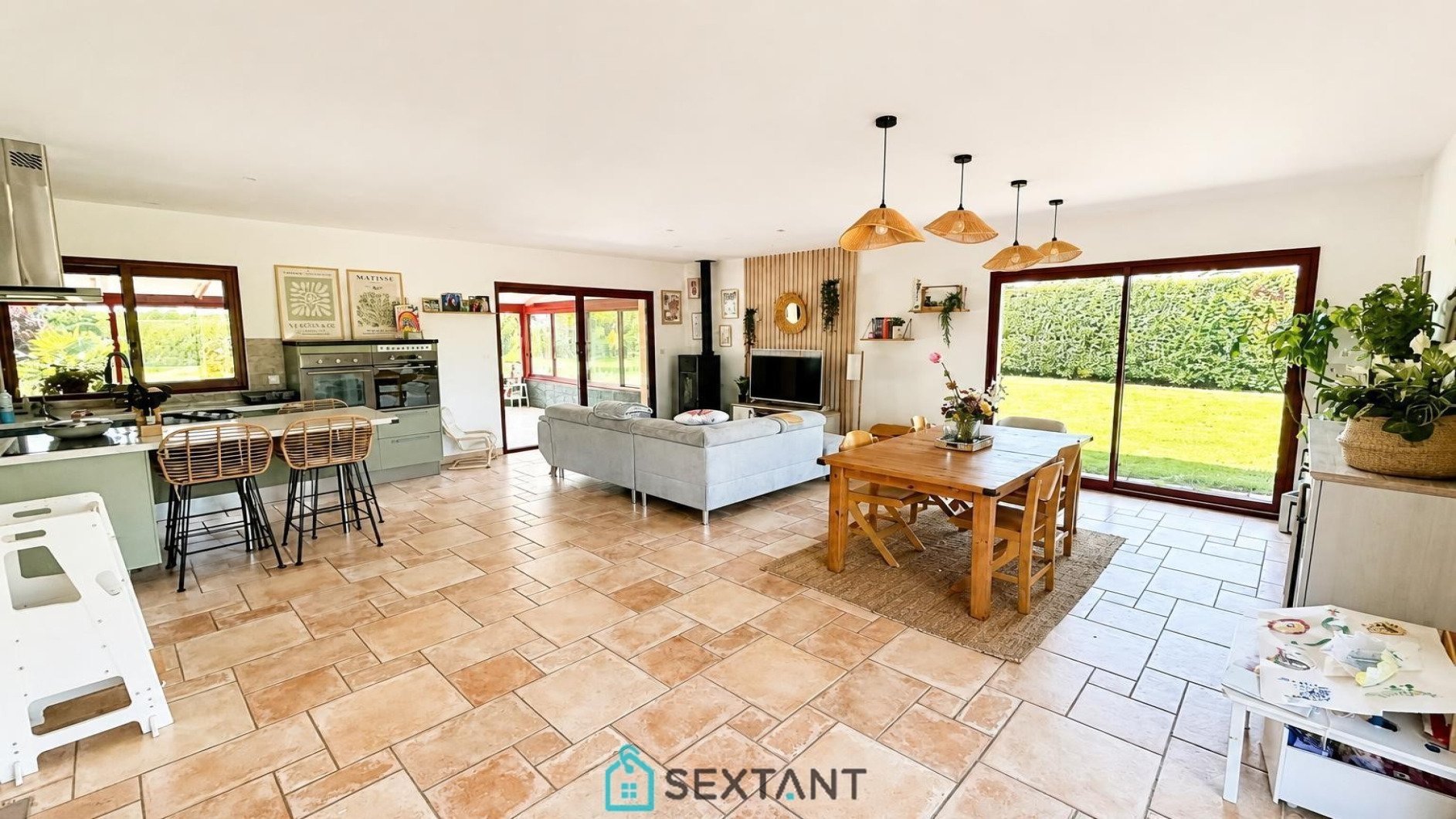 CONTEMPORARY SINGLE-STOREY HOUSE – 250 m² LIVING SPACE – 3,300 m² PLOT – ENERGY RATING B