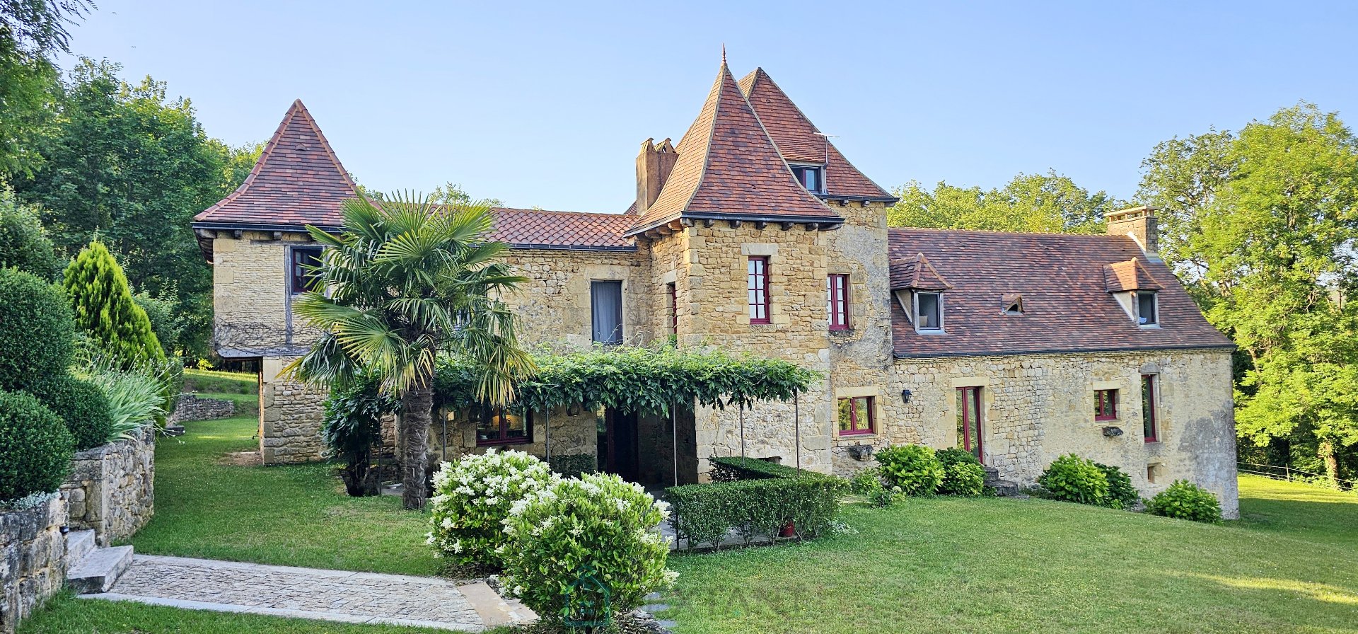 A true gem nestled in a lush green setting in the commune of Domme.