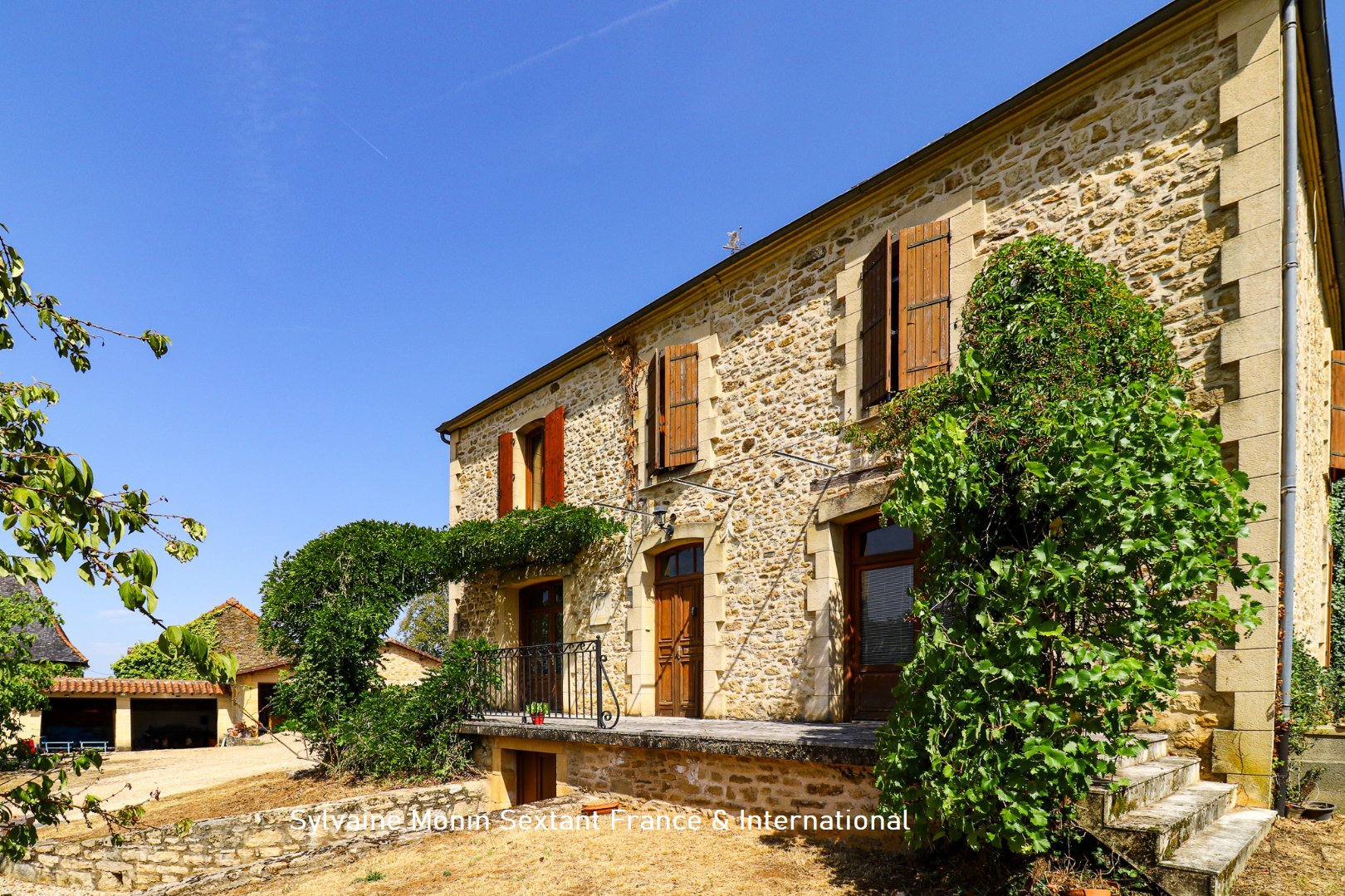 Elegant character stone house, 6 bedrooms, swimming pool, outbuildings on a wooded plot of 5,000 m2