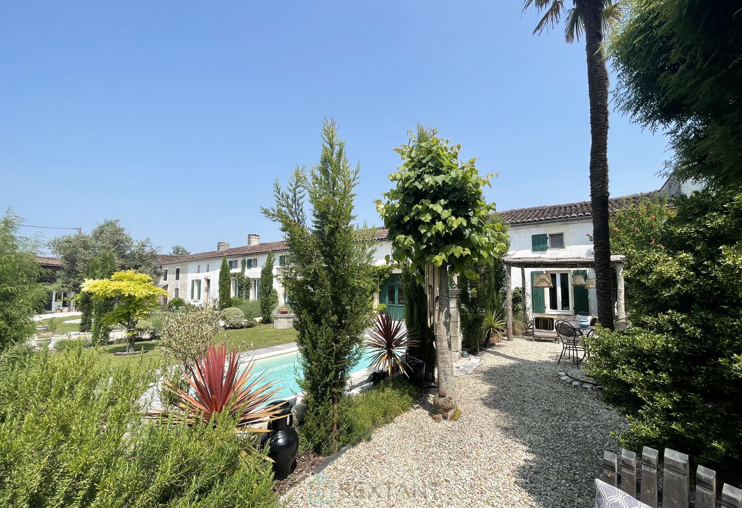 19TH CENTURY FARMHOUSE OF 580M² ON A 2295M² PLOT