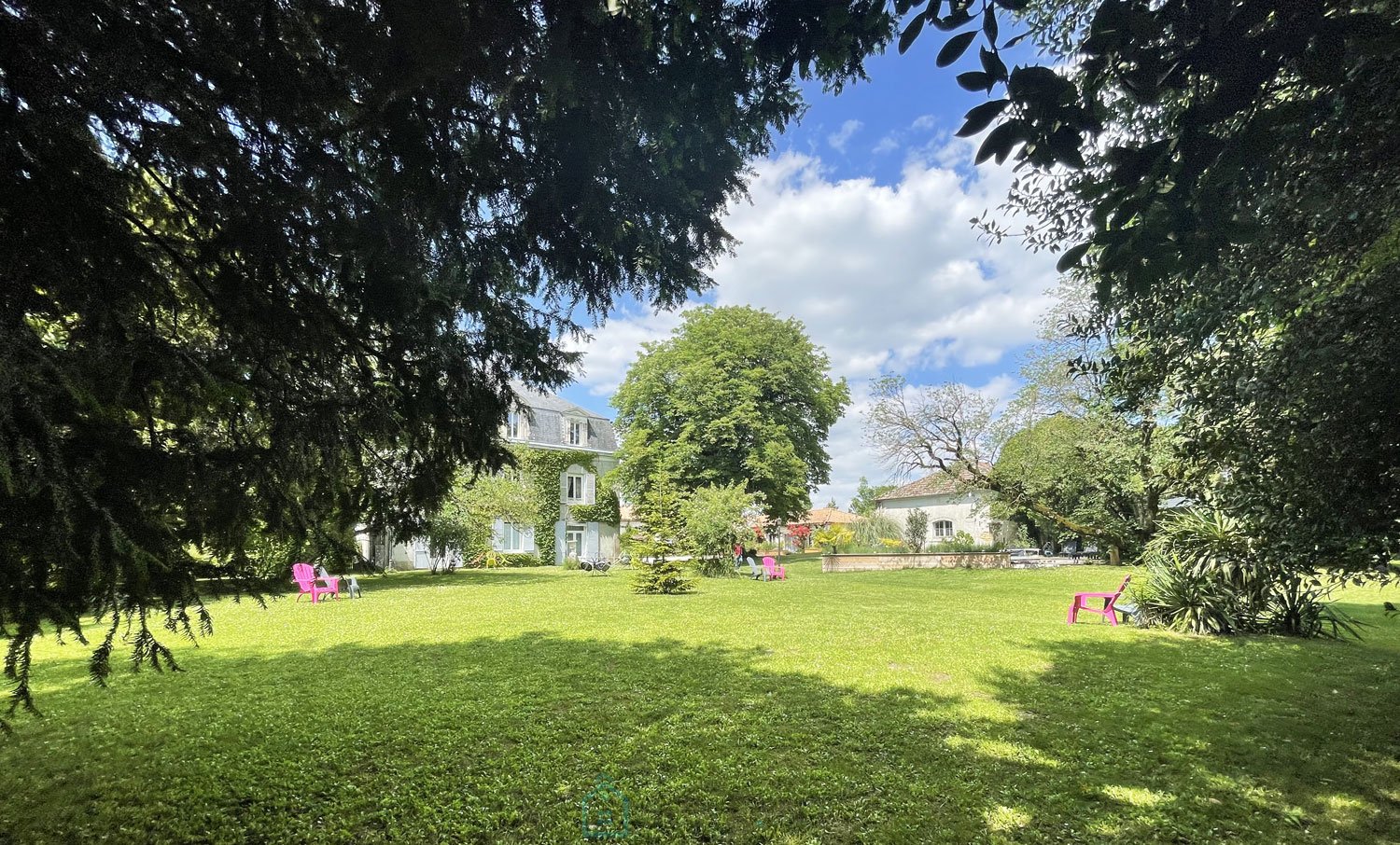CHATEAU AVEC GITE ET DEPENDANCES SUR UN PARC DE + DE 2HA