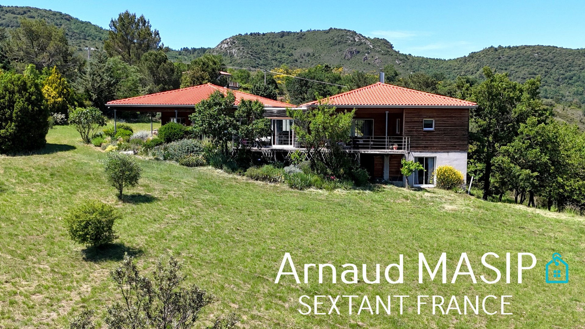 SPACIOUS, 3-BED ARCHITECT-DESIGNED VILLA IN SPACIOUS PLOT WITH SPECTACULAR, OPEN VIEWS