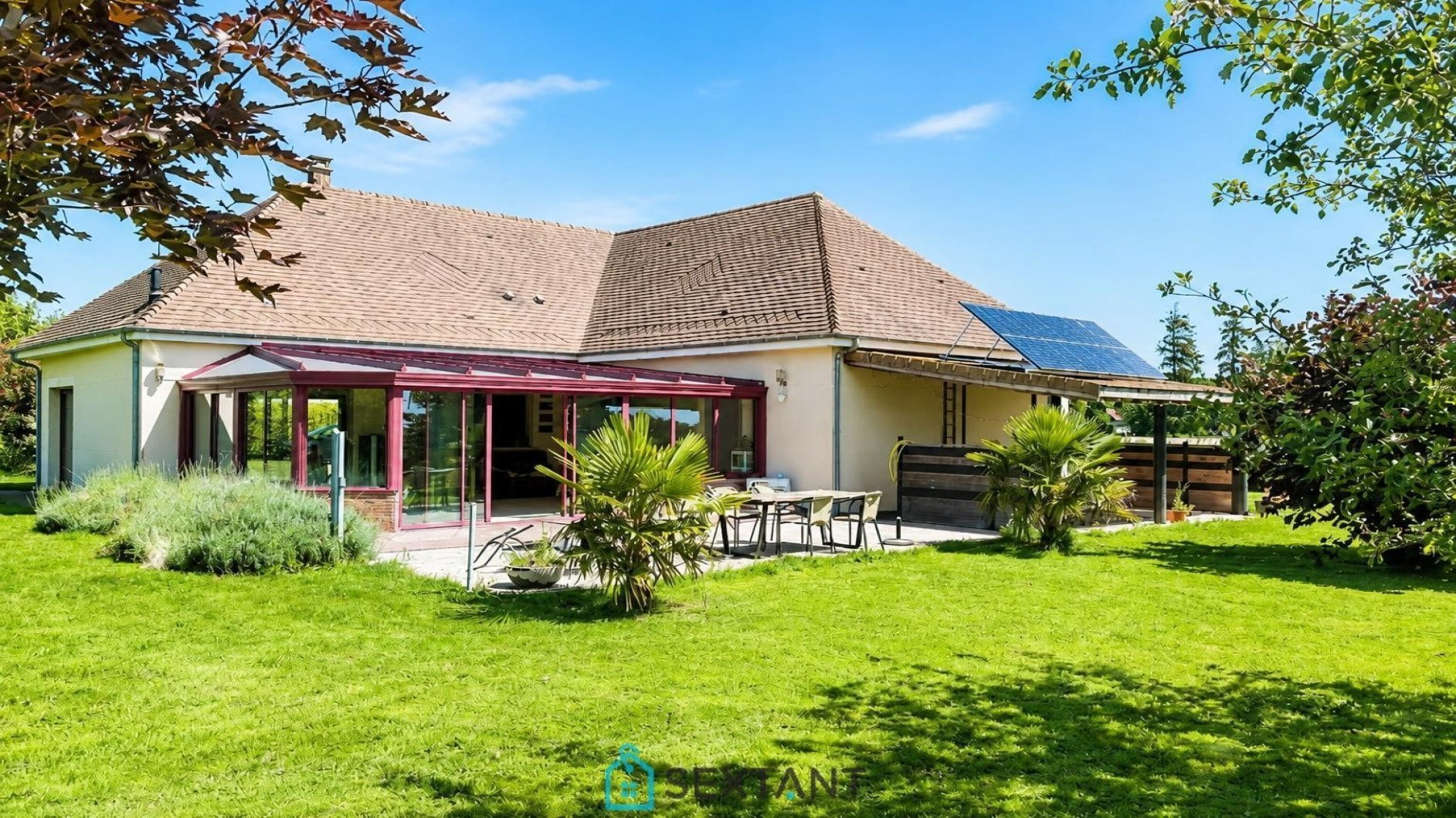 CONTEMPORARY SINGLE-STOREY HOUSE – 250 m² LIVING SPACE – 3,300 m² PLOT – ENERGY RATING B