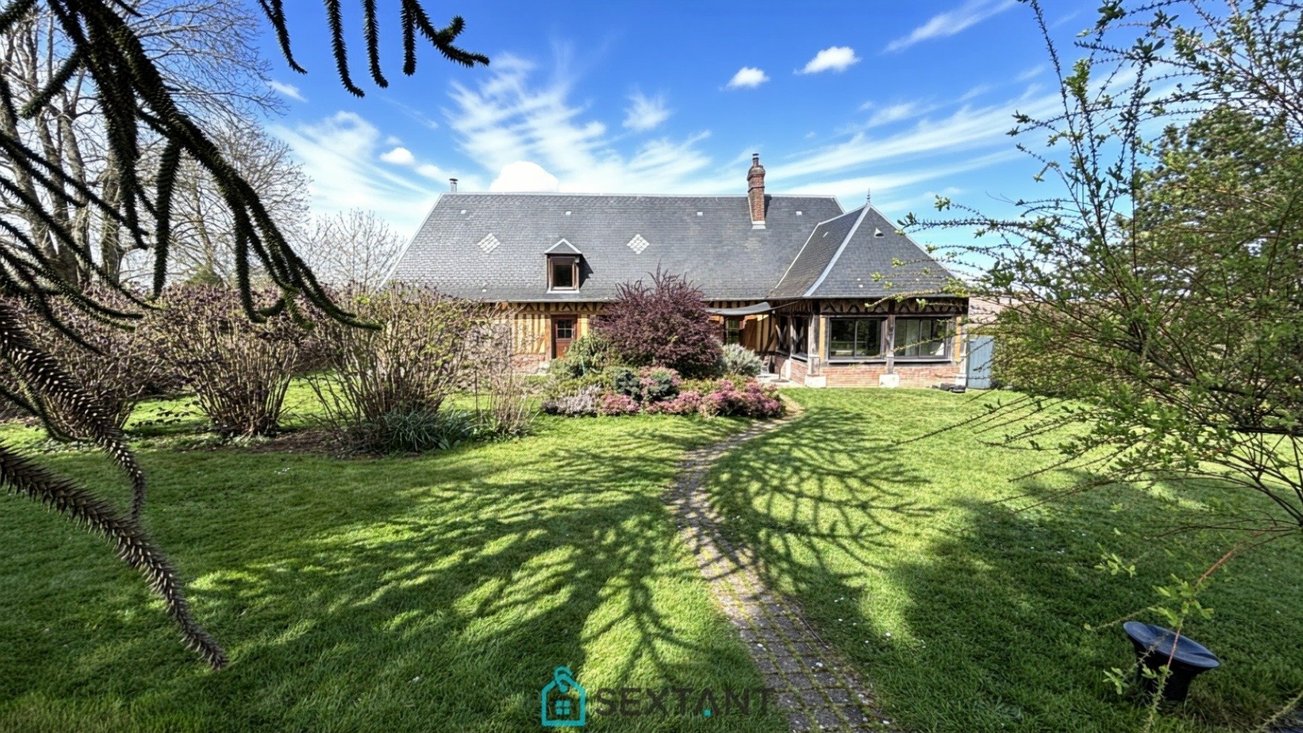 Beautiful Norman-style house with 3 bedrooms and heated swimming pool