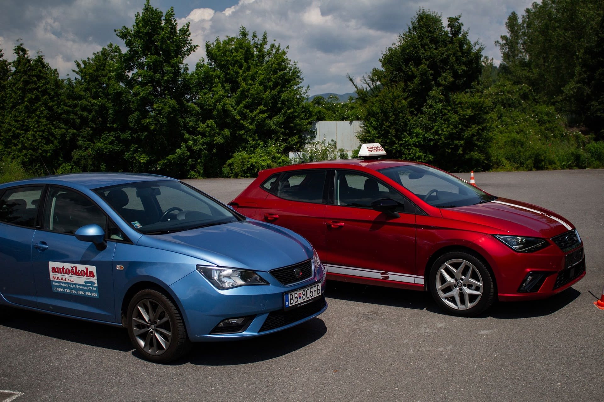 Študentka s inštruktorom počas jazdy
