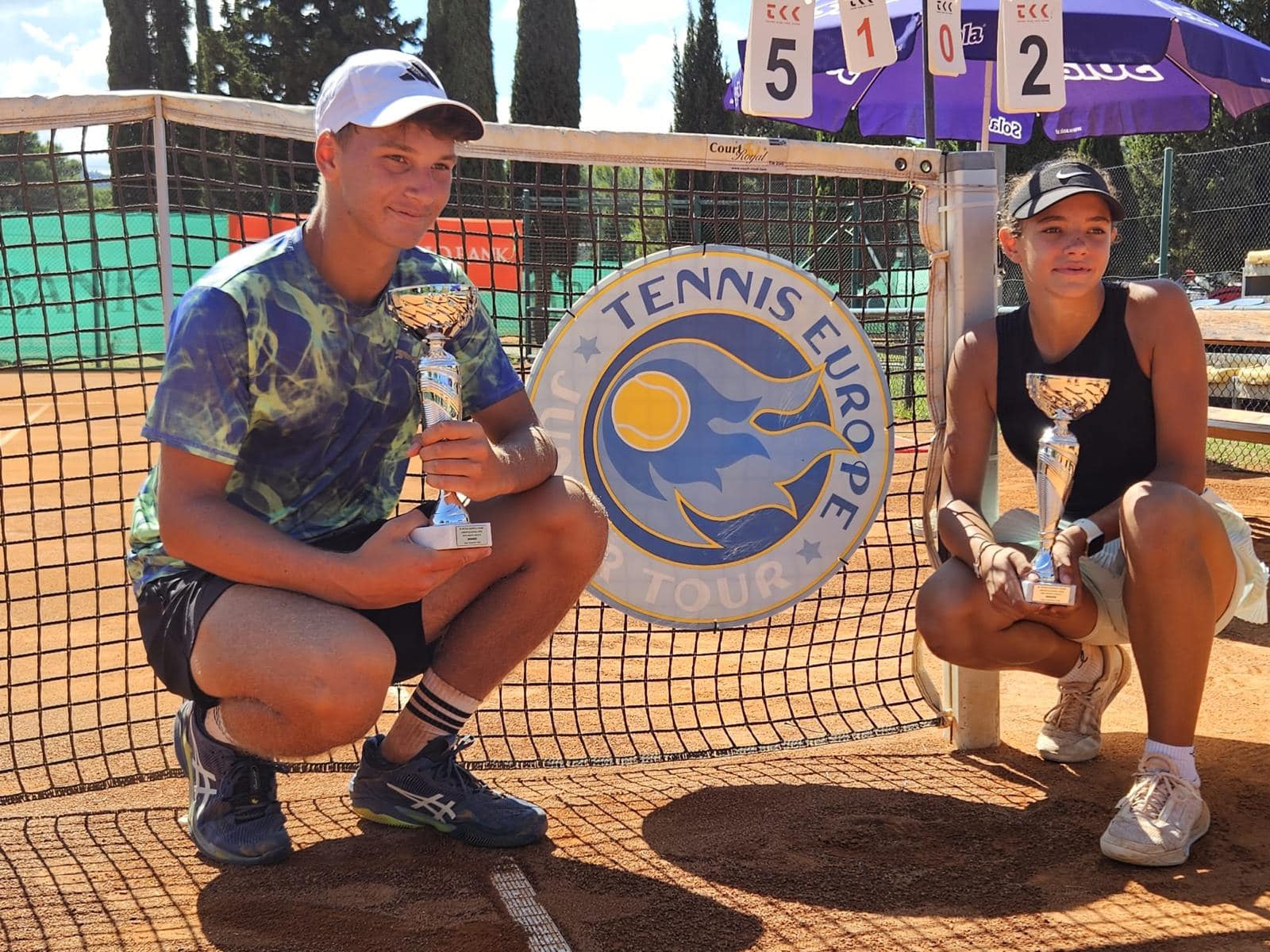 Dvaja mladí tenisti s pohármi na turnaji Tennis Europe