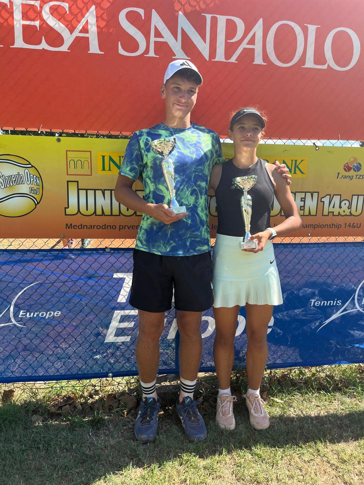 Mladí tenisti s trofejami na turnaji Tennis Europe Slovenia Open