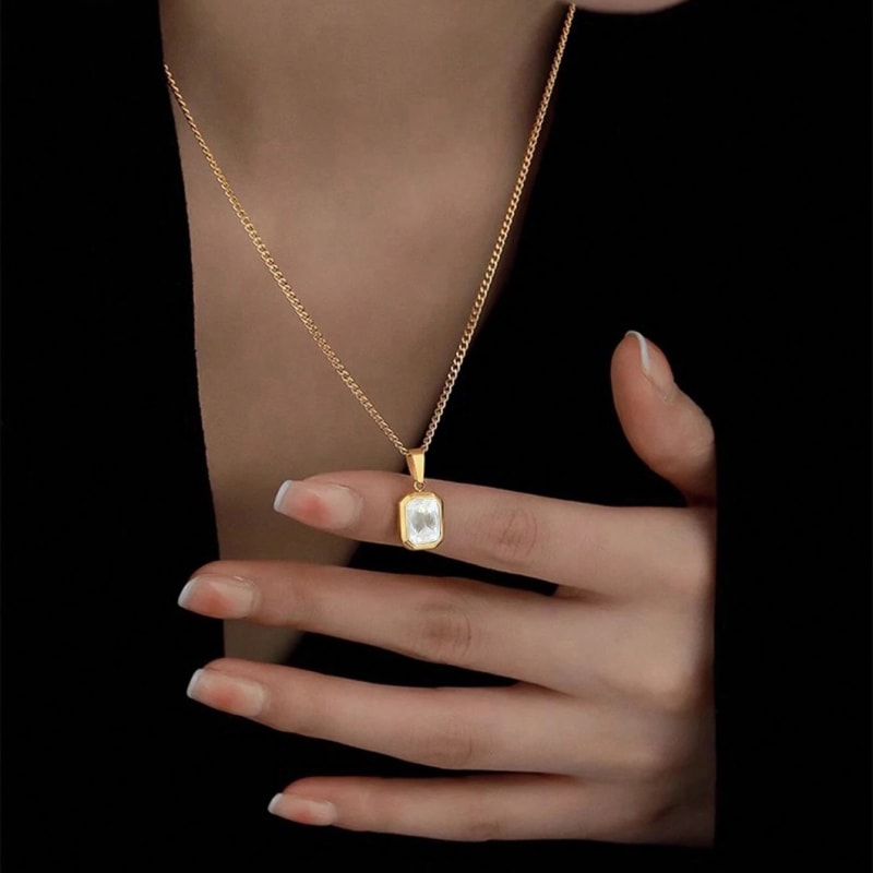 Collier pendentif carré
