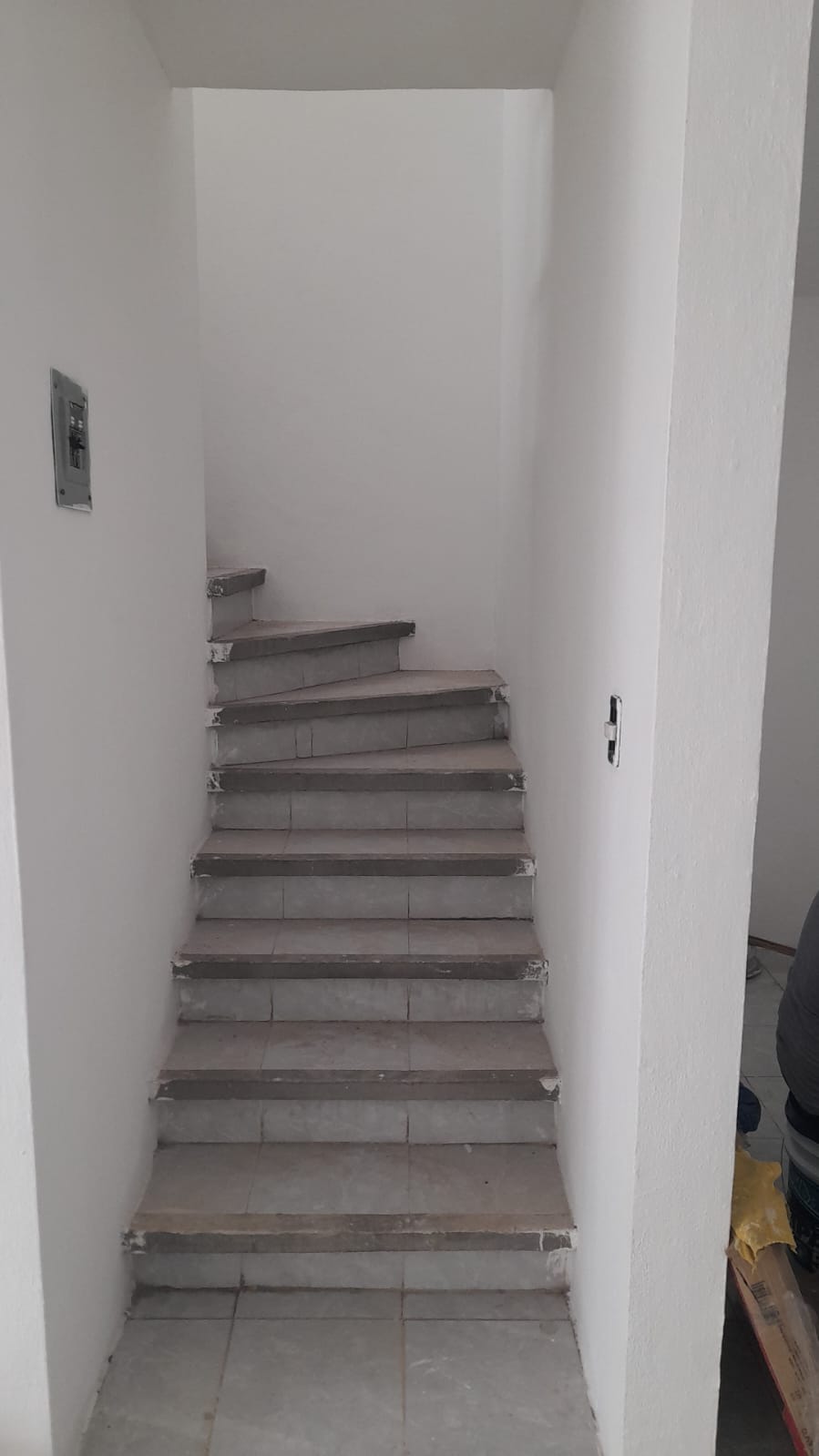 Piso de porcelanato recién instalado en un interior