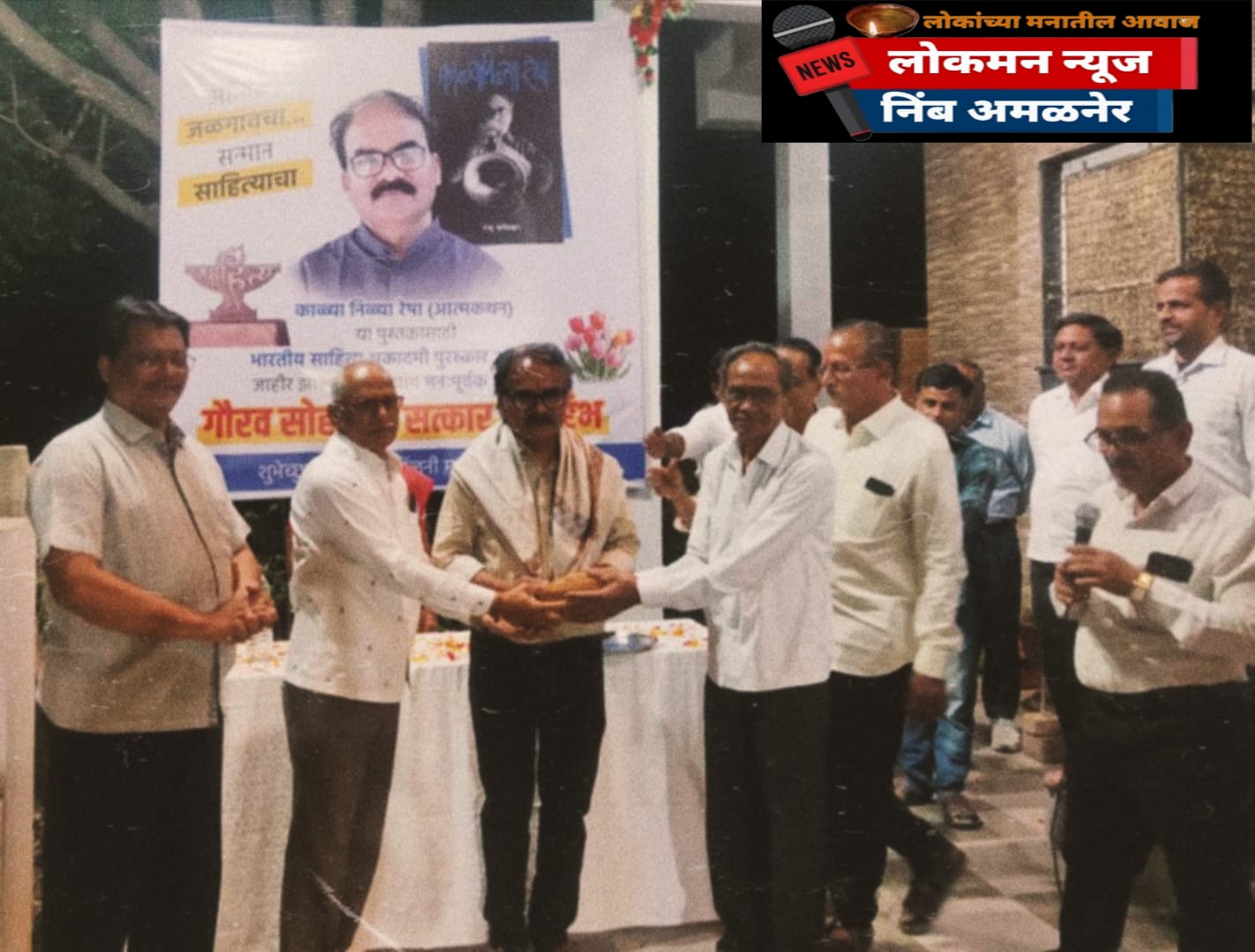 'काळ्या निळ्या रेषा'च्या यशाबद्दल राजू बाविस्करांवर फुलांचा वर्षाव